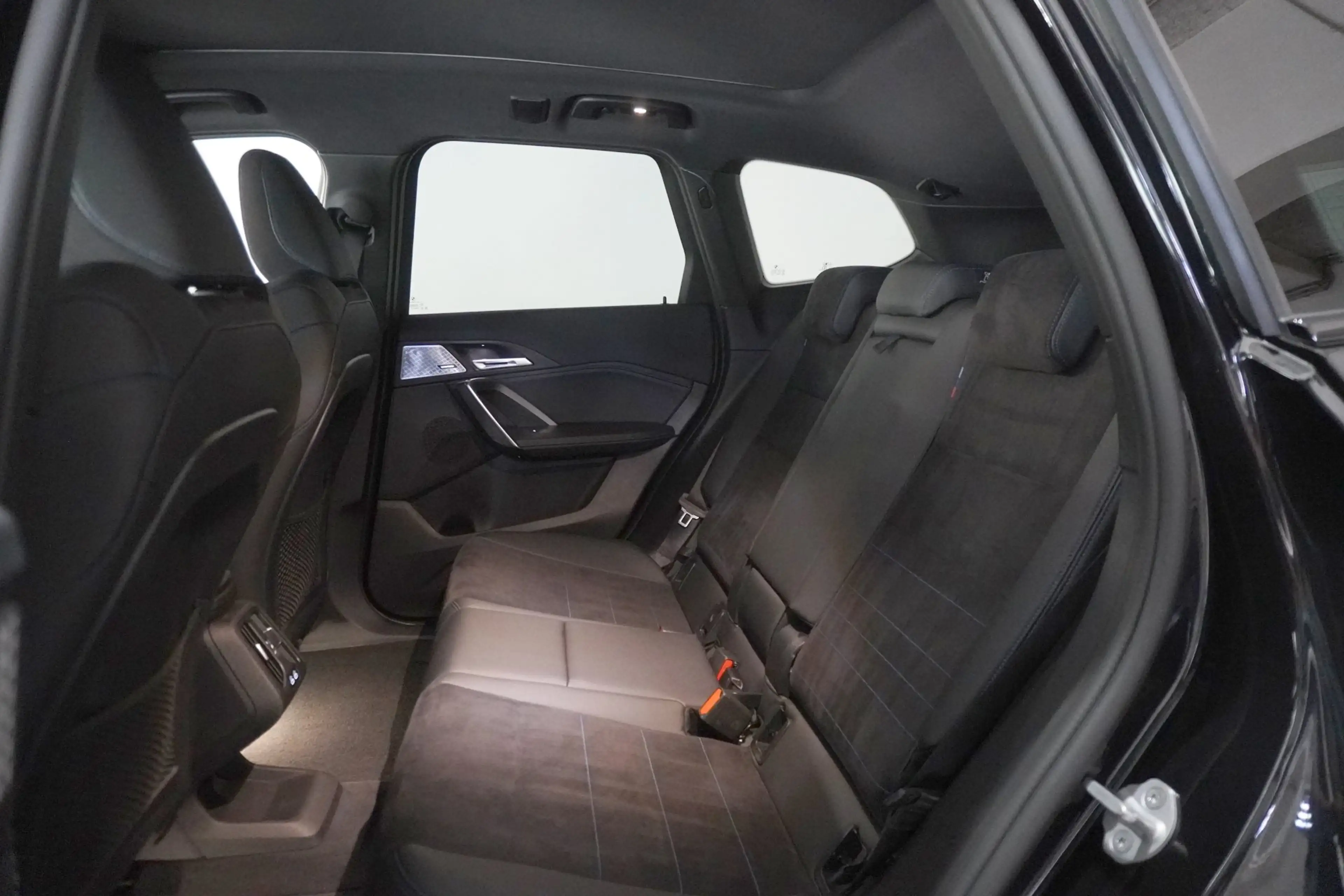 BMW iX1 xDrive30 — photo 9
