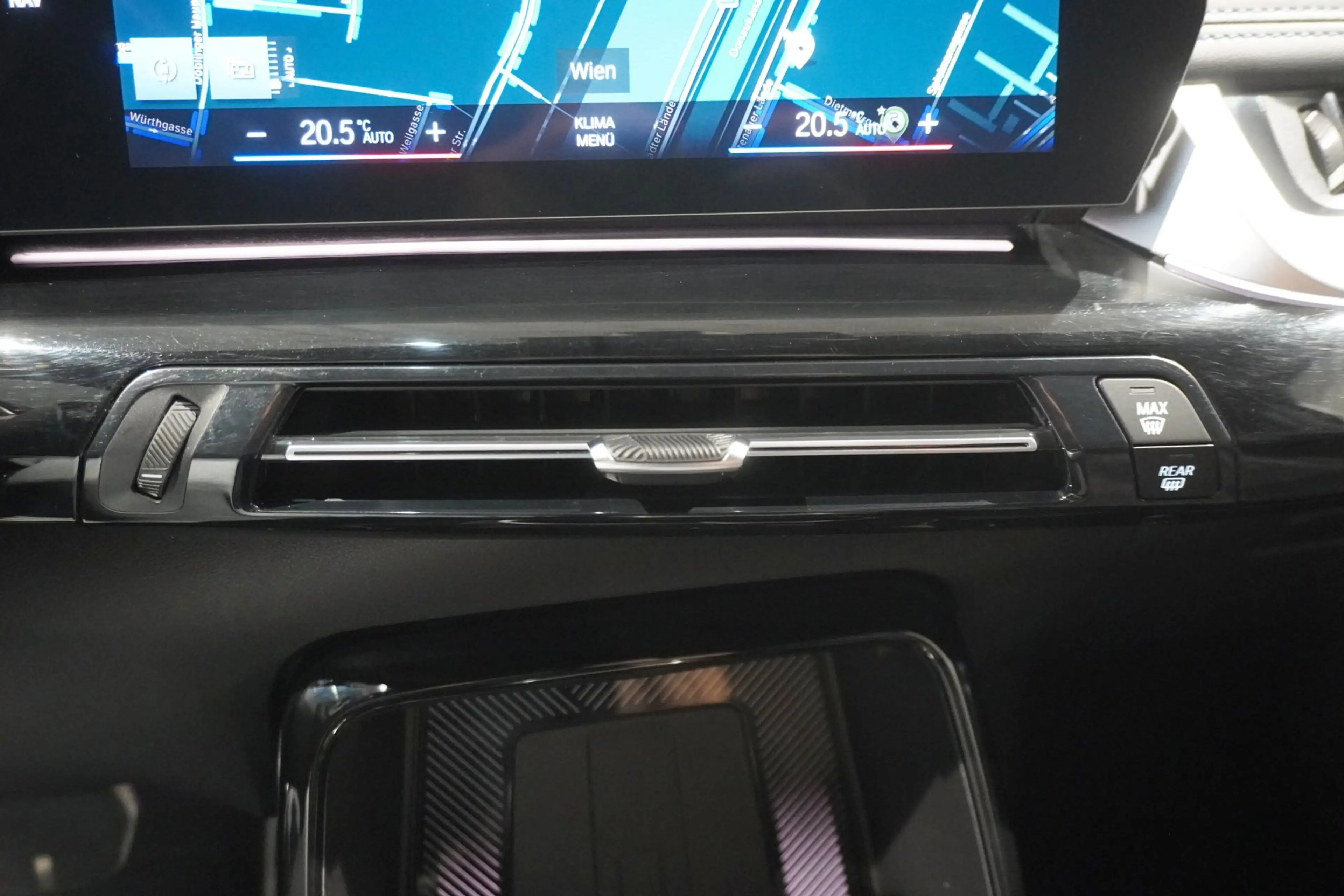 BMW iX1 xDrive30 — photo 15