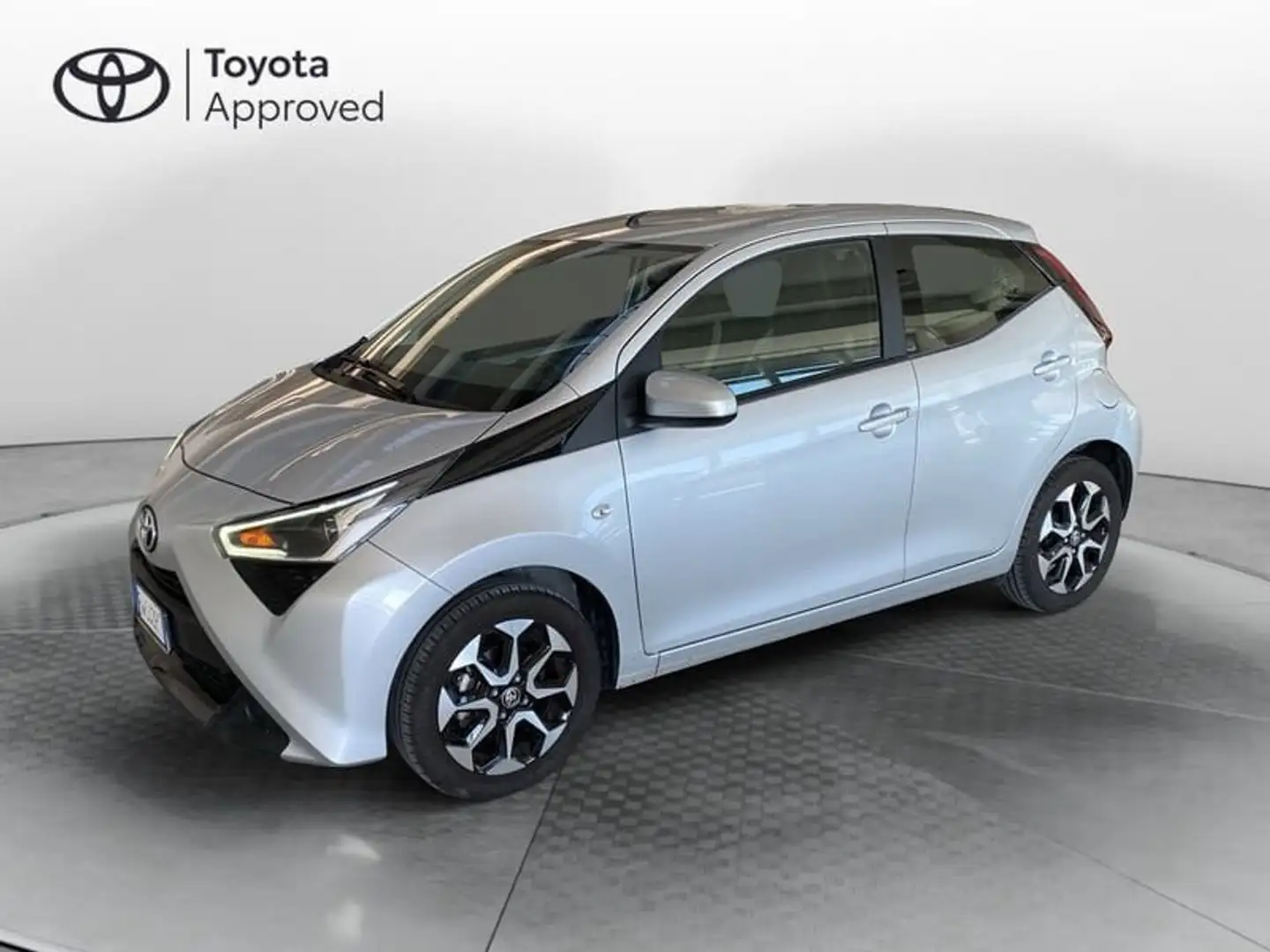 Toyota Aygo 1.0 VVT-i 72 CV 5 porte x-play Argento - 1