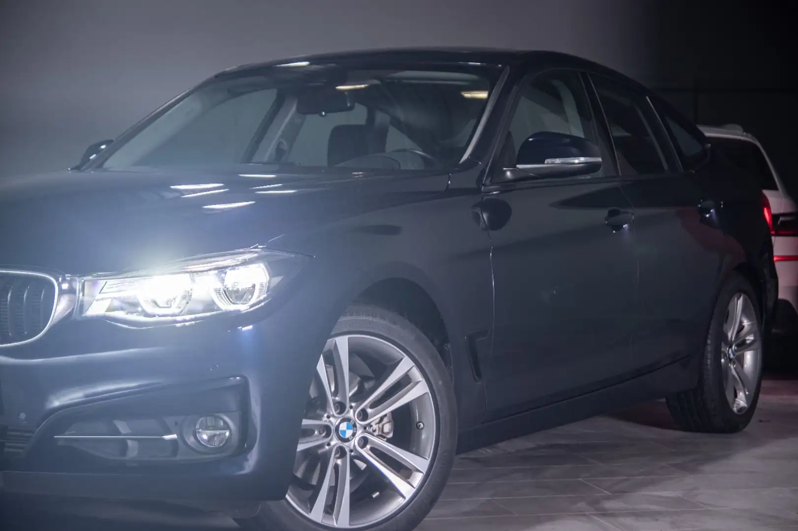 BMW 320 320d GT xDrive Sport Line LED/HUD/Pano/AHK/ Bleu - 2
