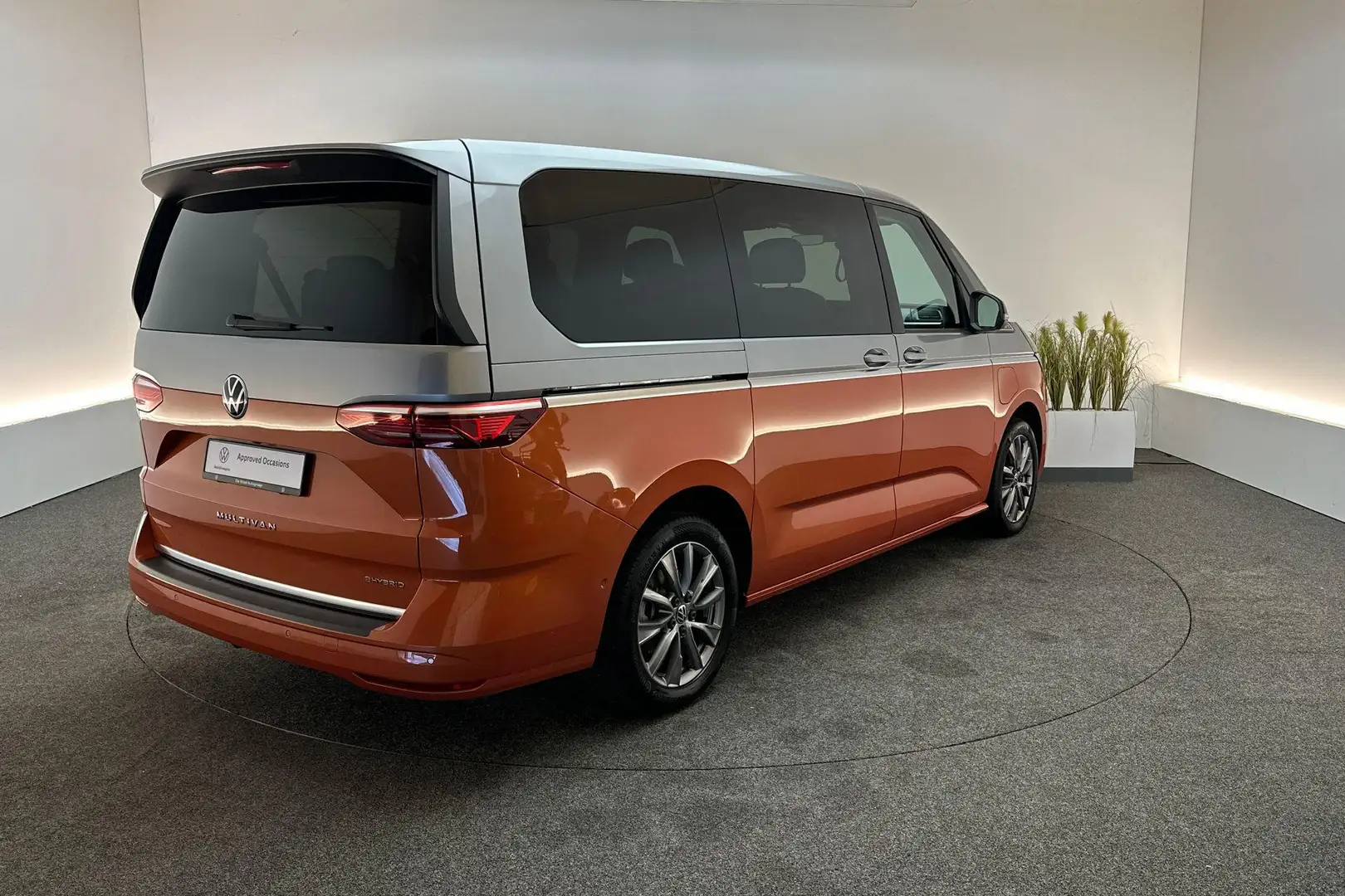 Volkswagen T7 Multivan 1.4 218pk DSG eHybrid L2H1 Energetic | Panoramadak Orange - 2