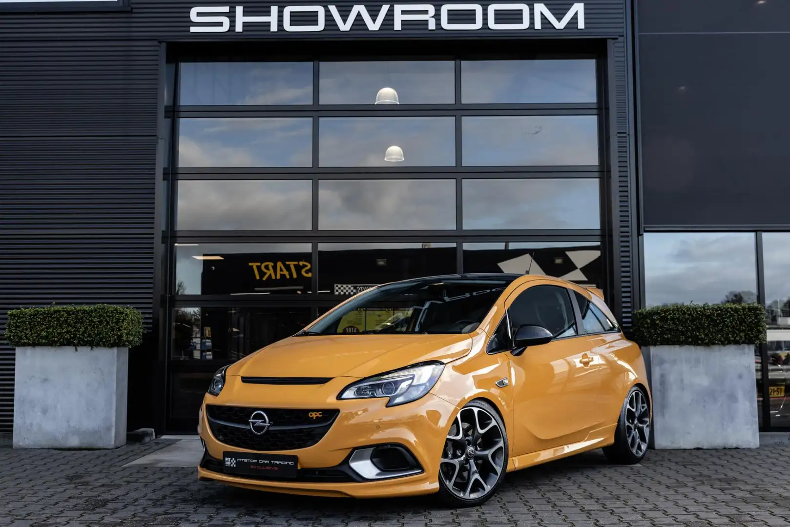 Opel Corsa 1.6 Turbo OPC, 207 PK, Performance, Pano, Volleder Gelb - 2