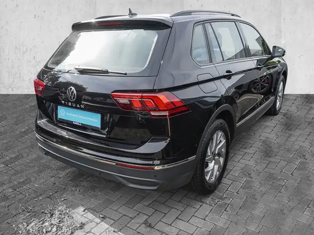 Volkswagen Tiguan view 3