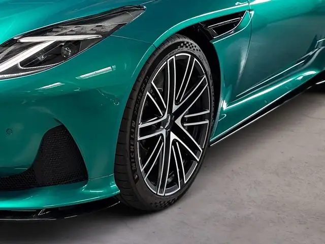 Aston Martin DB12 Volante | Podium Green | Black Pack Ansicht 6