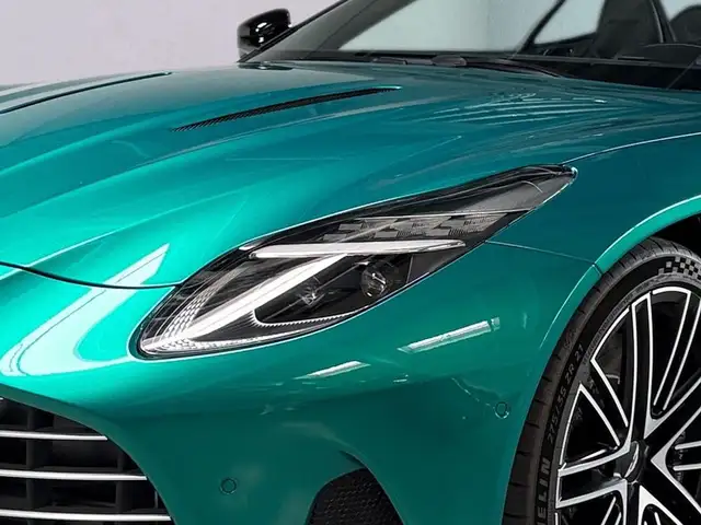 Aston Martin DB12 Volante | Podium Green | Black Pack Ansicht 5