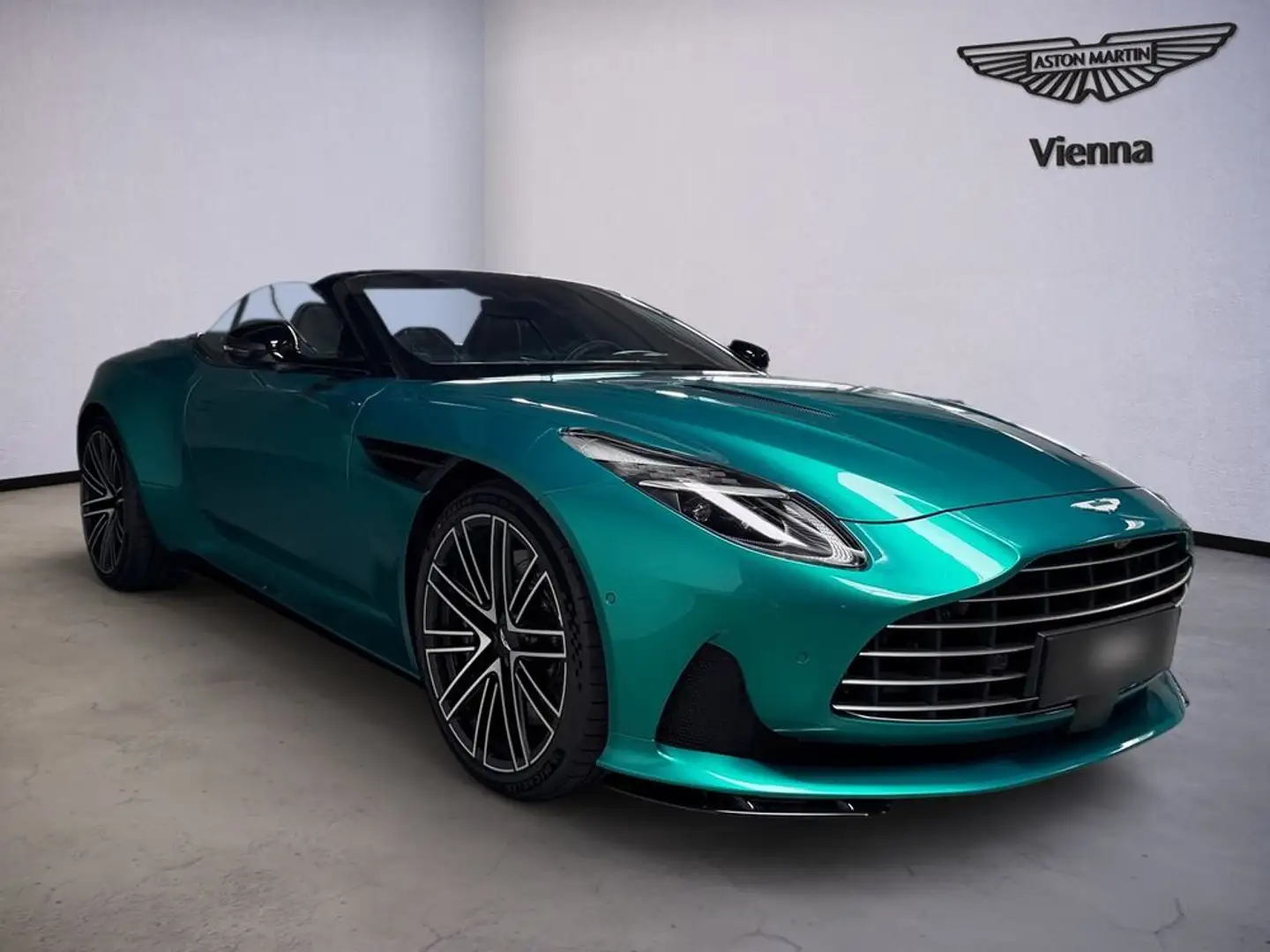 Aston Martin DB12 Volante | Podium Green | Black Pack Grün - 2