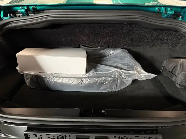 Aston Martin DB12 Volante | Podium Green | Black Pack Ansicht 11