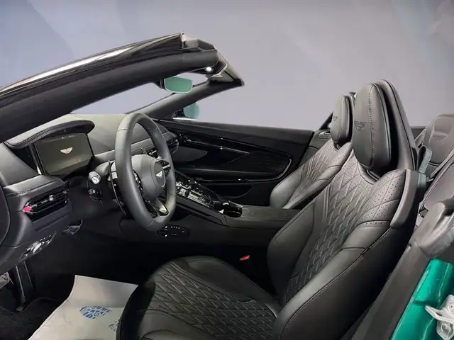Aston Martin DB12 Volante | Podium Green | Black Pack Ansicht 7