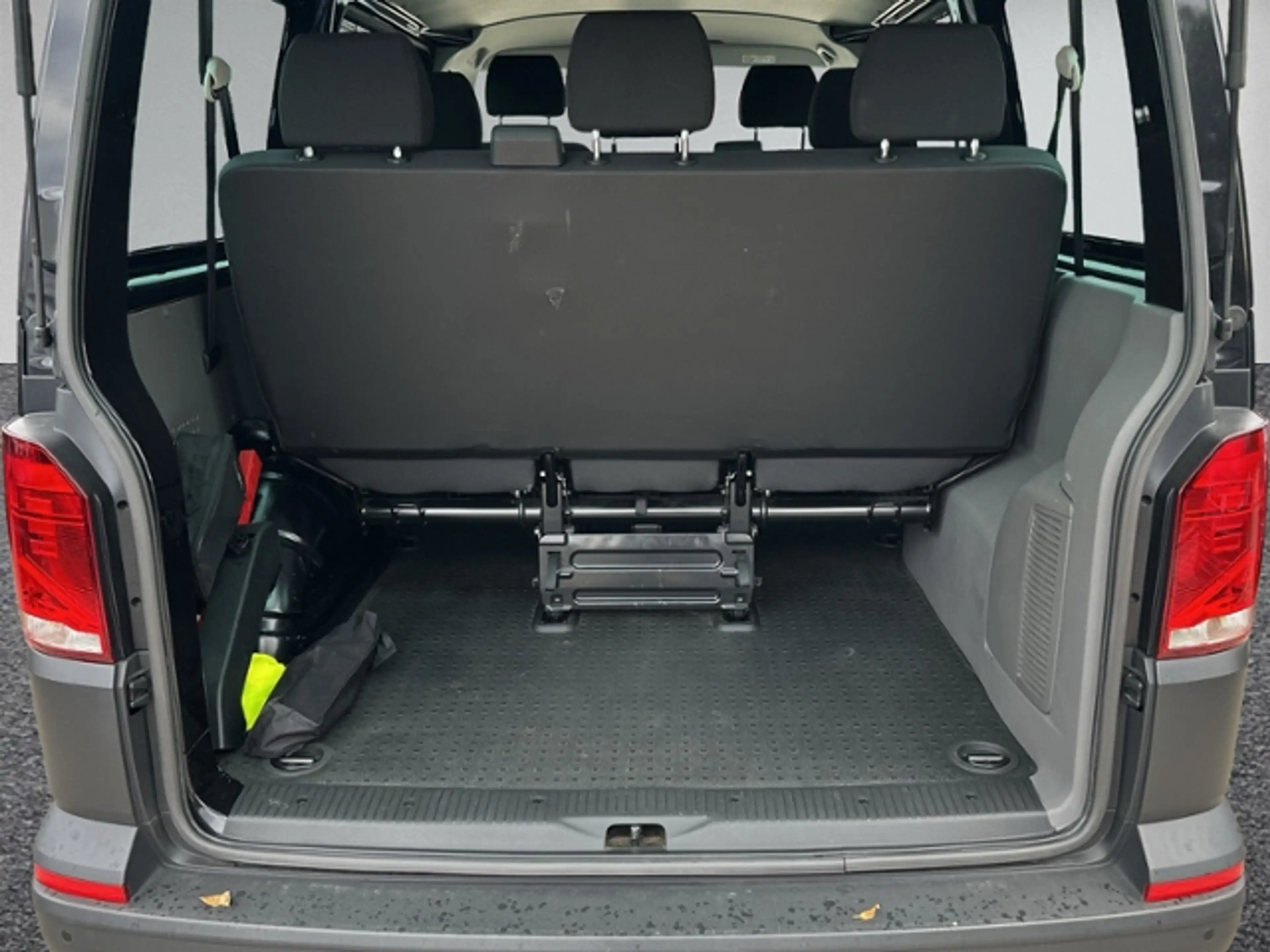 Volkswagen T6.1 Transporter 2.0 TDI DSG 8-SITZE+AHK+NAVI+AC — photo 7