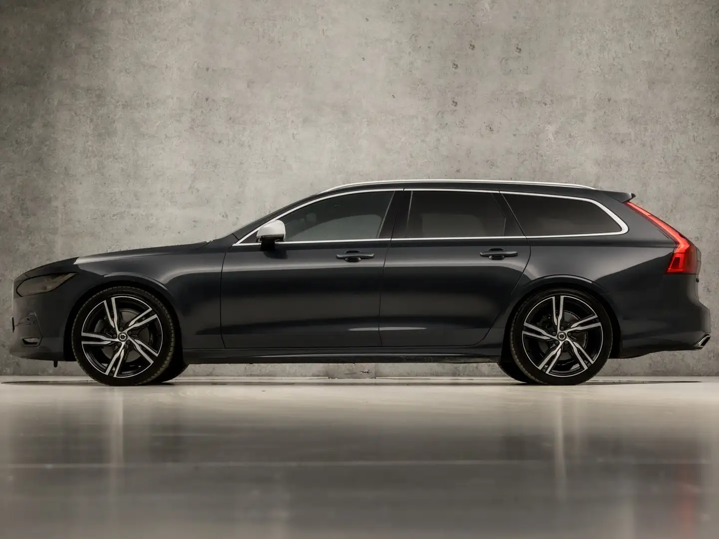 Volvo V90 2.0 T4 R-Design 191Pk Automaat (PANORAMADAK, APPLE Grijs - 2