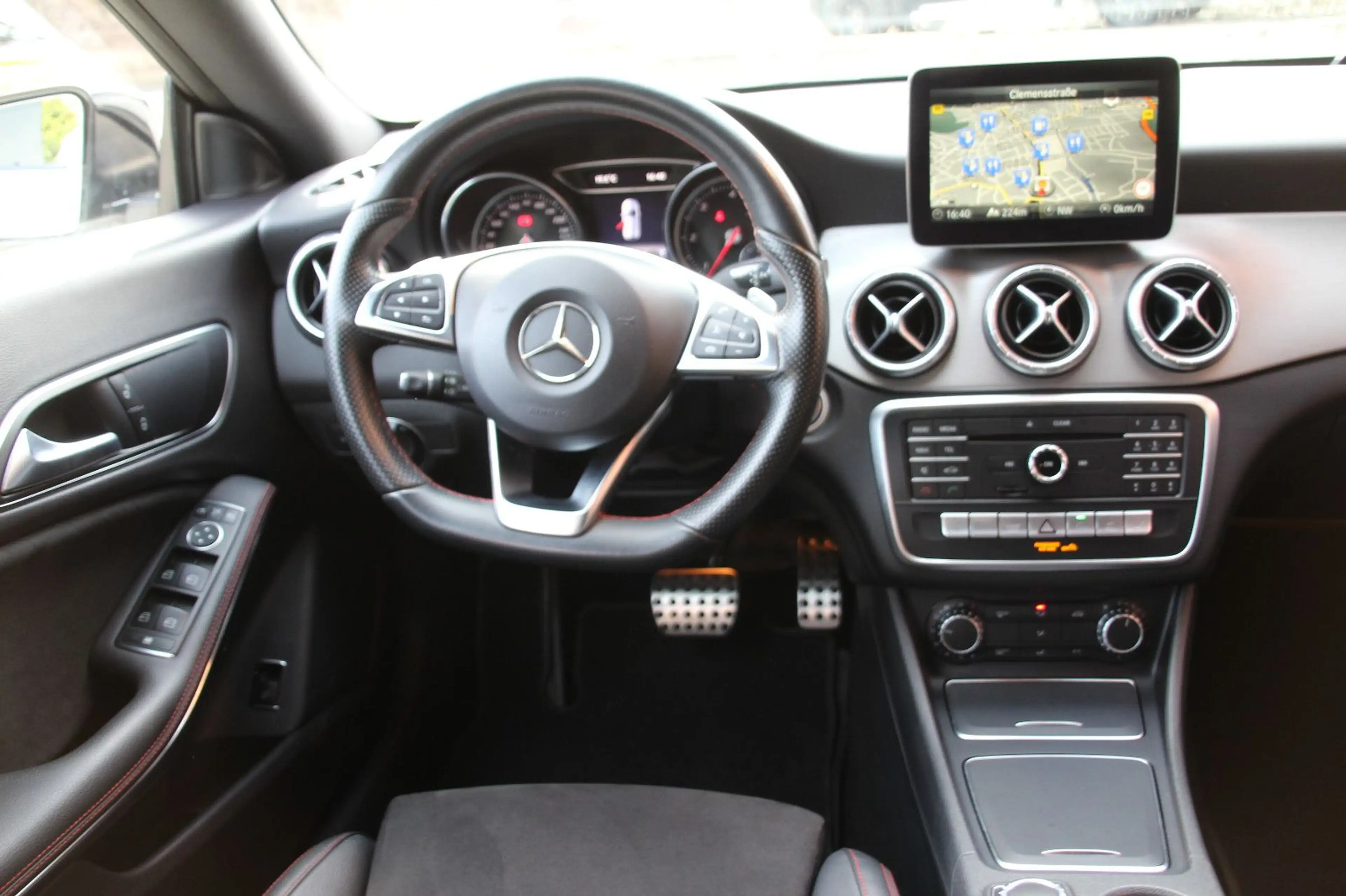 Mercedes-Benz CLA 220 Shooting Brake AMG-Line 4Matic — photo 12