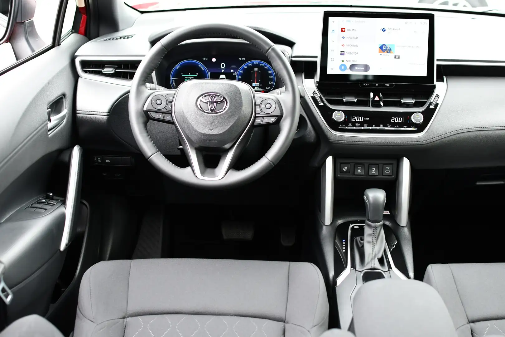 Toyota Corolla Cross Hybrid 140 Style Limited Automaat 140pk | Dodehoek Rood - 2