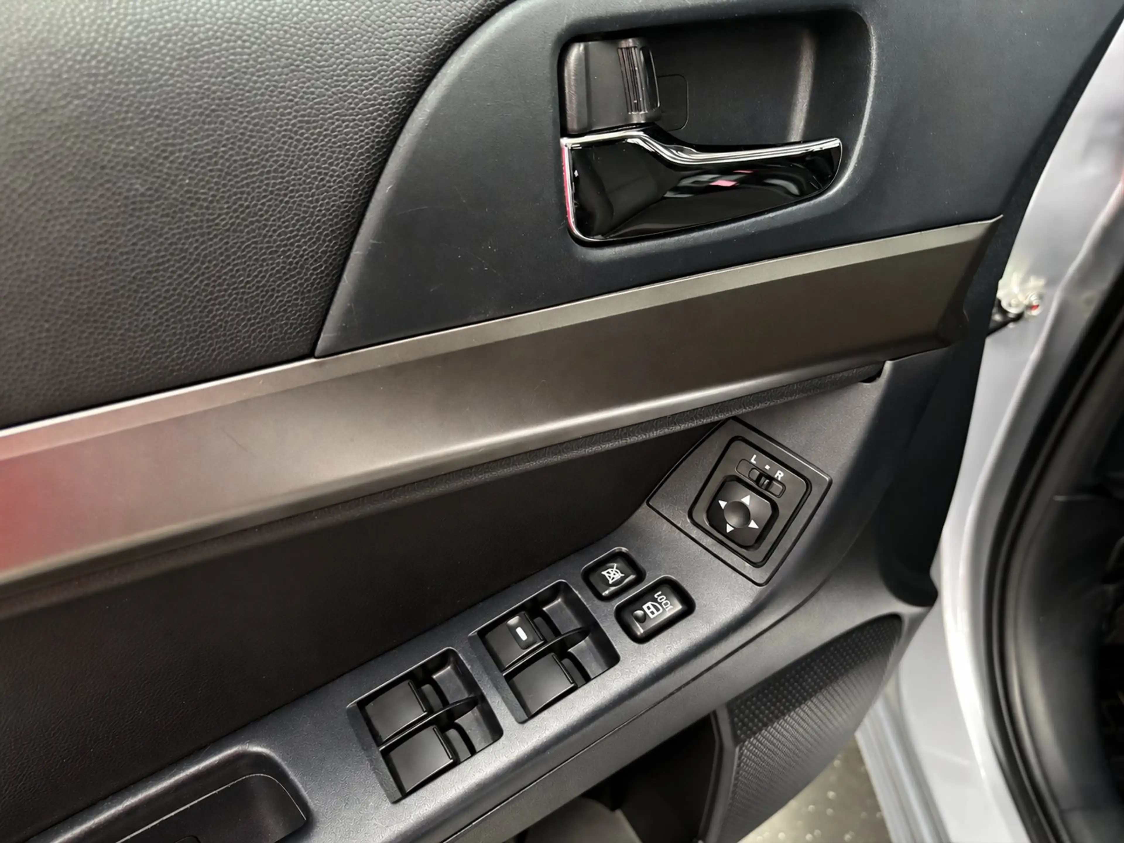Mitsubishi Lancer Sportback 1.6 Edition One Volledig onderhouden | T — photo 18