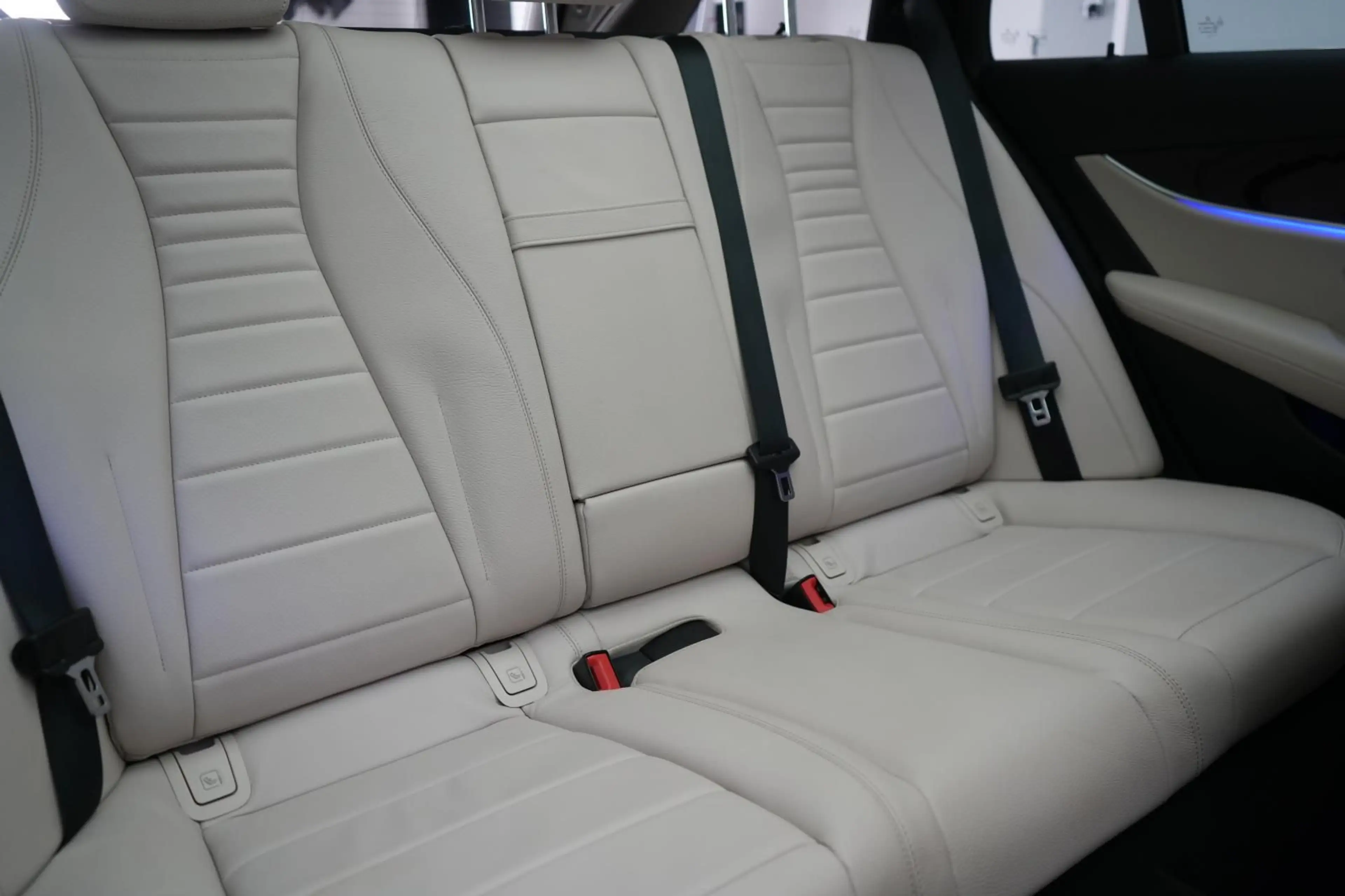 Mercedes-Benz E 300 e T 9G-Tronic Avantgarde — photo 12