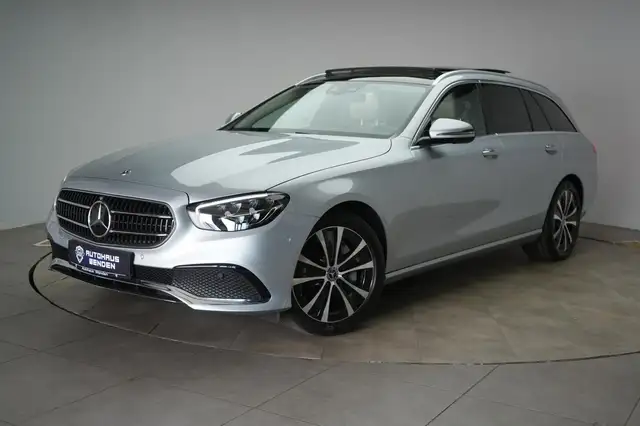 Mercedes-Benz E-Class view 3