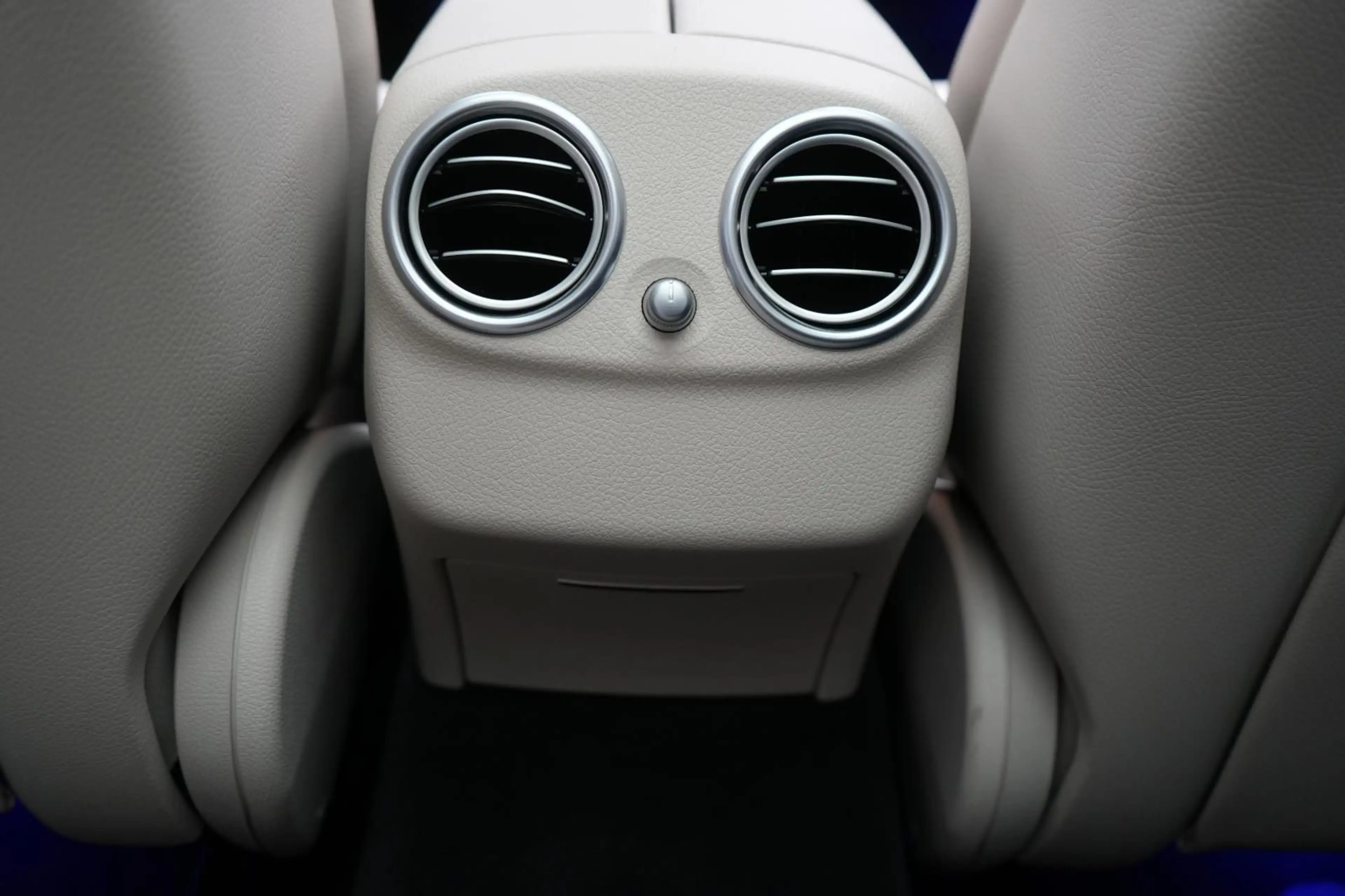 Mercedes-Benz E 300 e T 9G-Tronic Avantgarde — photo 13