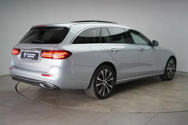 Mercedes-Benz E-Class view 4