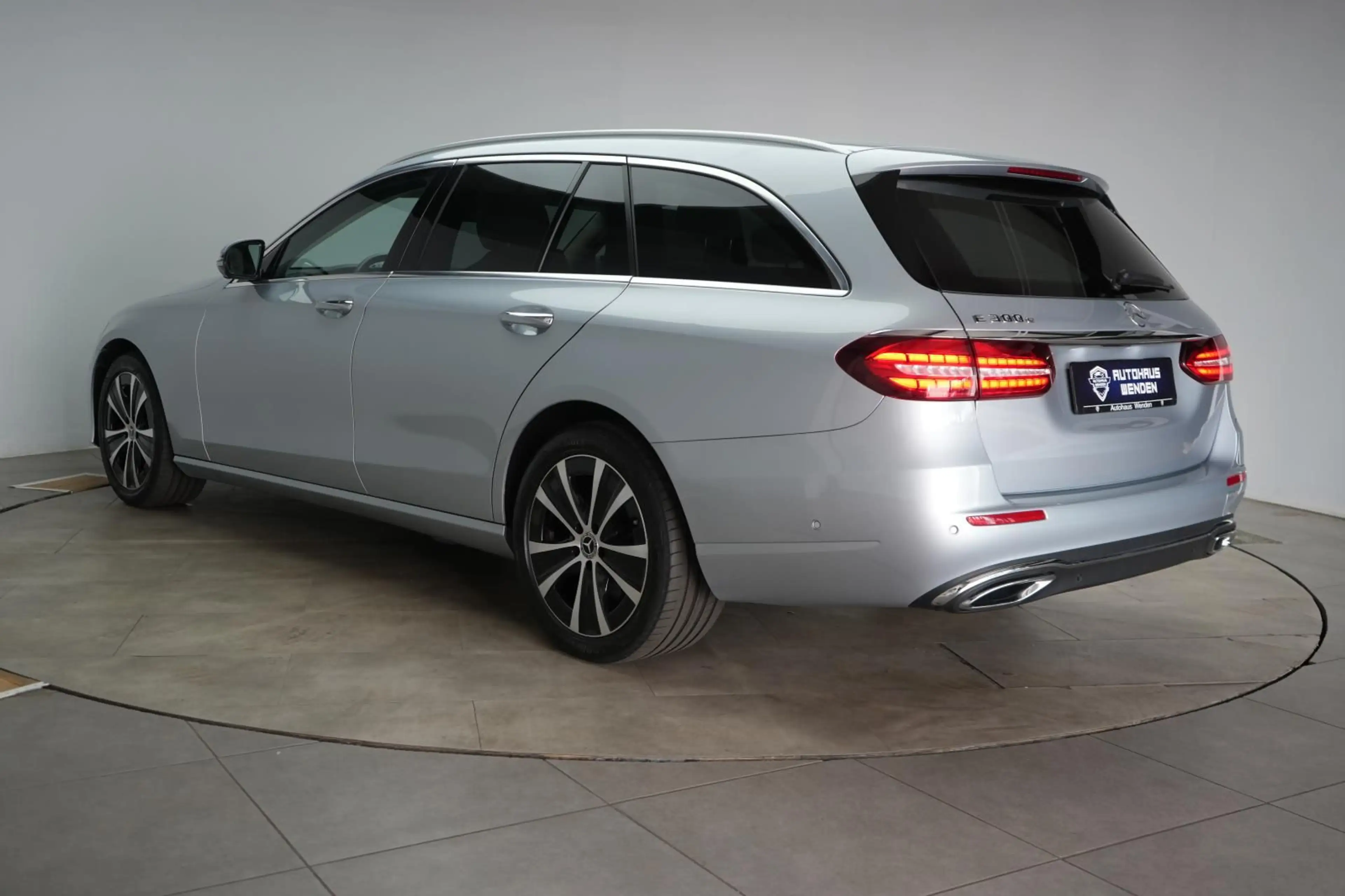 Mercedes-Benz E 300 e T 9G-Tronic Avantgarde — photo 6