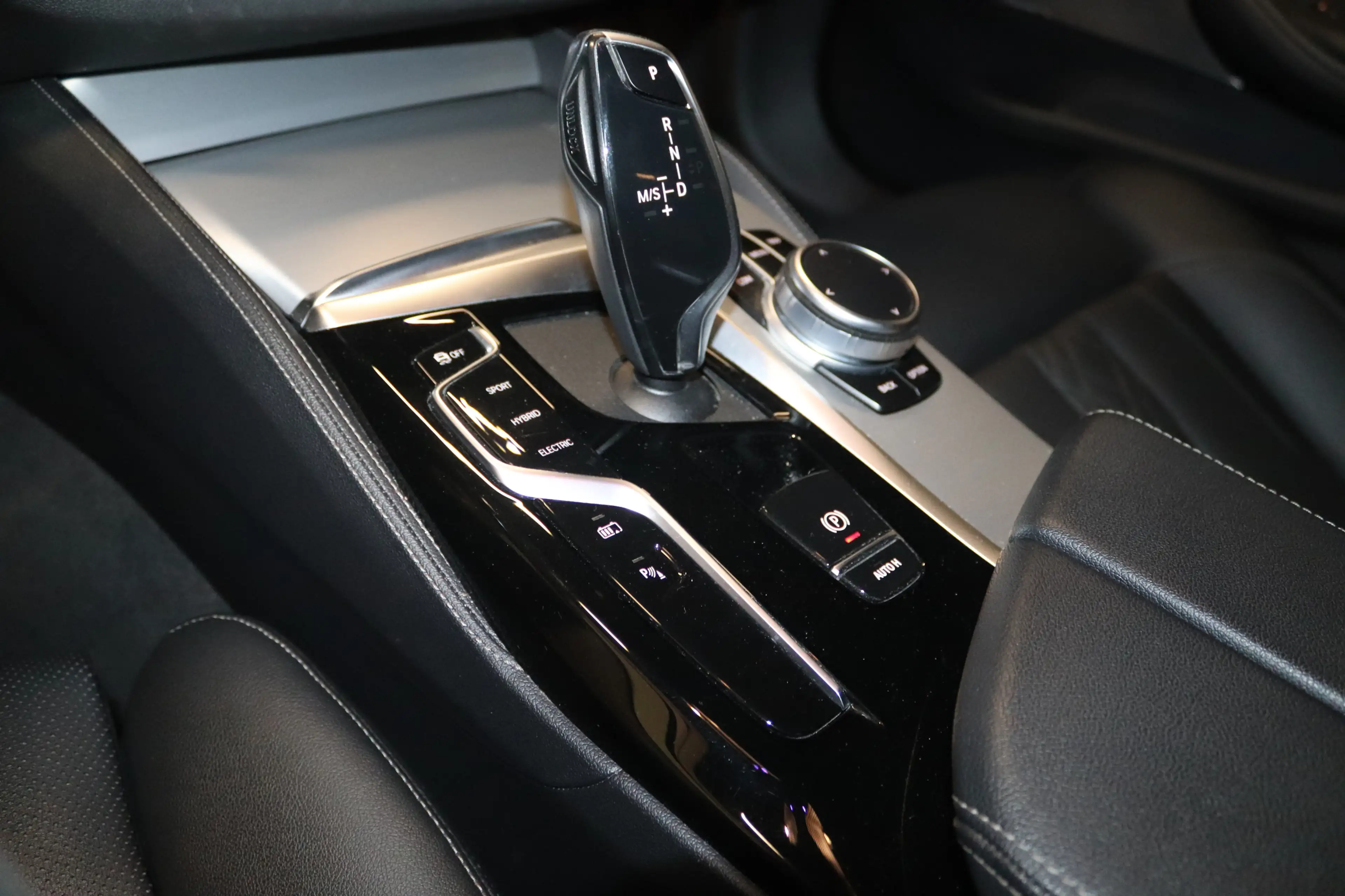 BMW 530 e T SAG M Sport Shadow-NAV-LED-KAM-H K-LEDER — photo 6