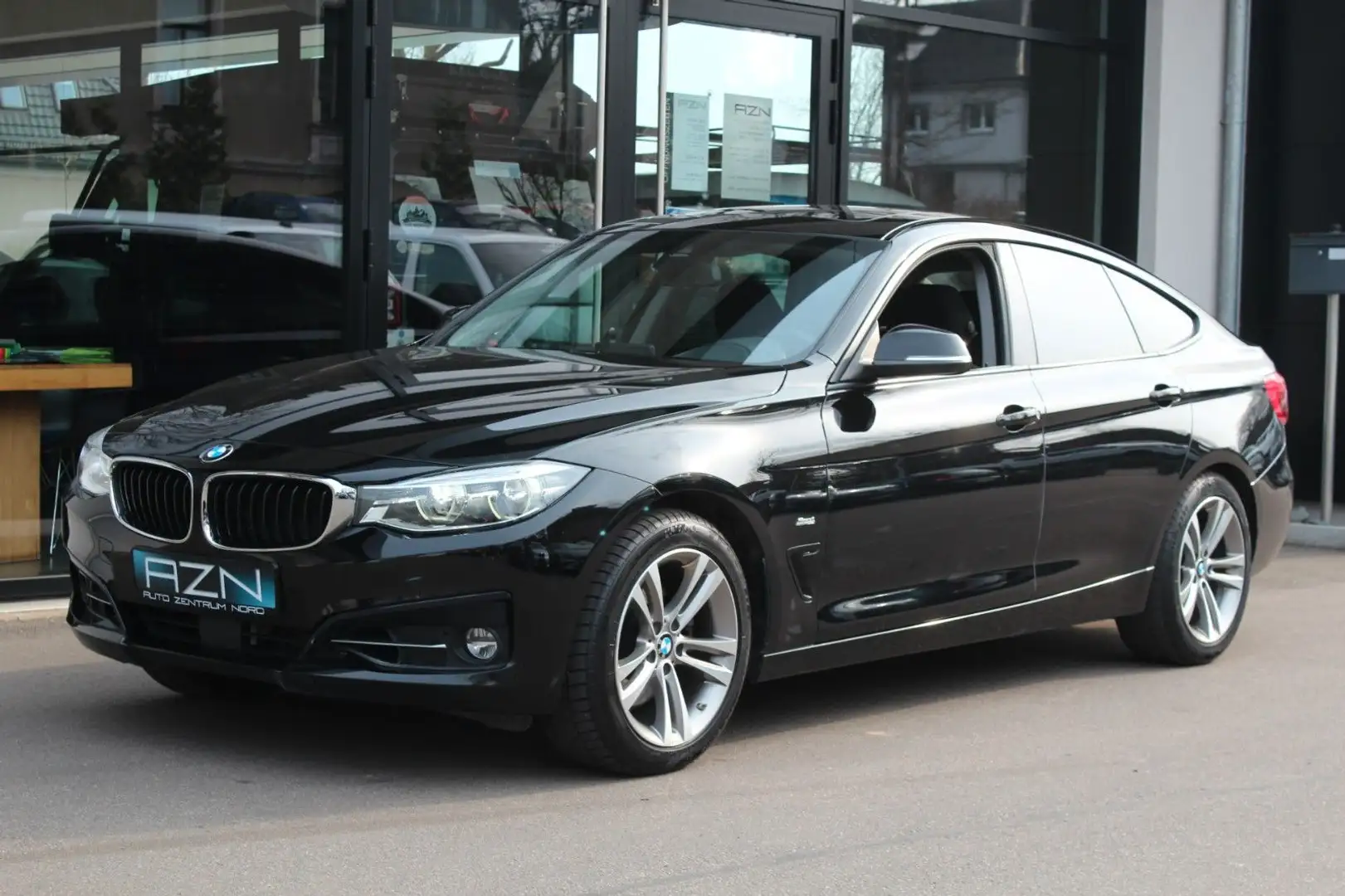 BMW 330 330d xDrive Sport Line Gran Turismo Zwart - 1