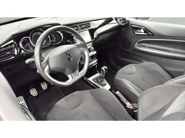 DS Automobiles DS 3 view 10