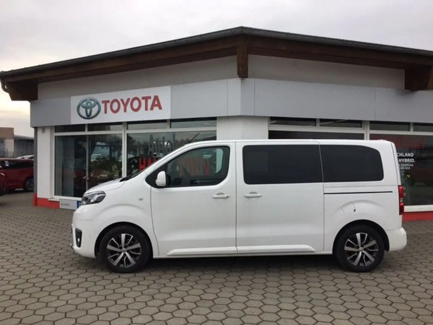 Toyota Proace Verso 2,0-D  Shuttle Comfort Automatik L1 Wit - 2