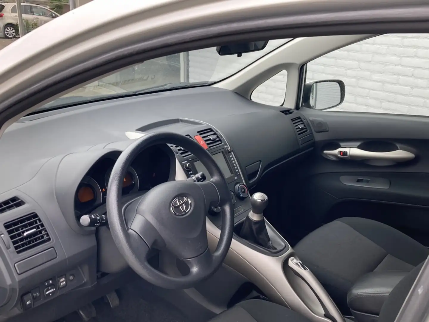 Toyota Auris 1.6-16V Terra 5-deurs | Trekhaak | Navi | NL auto Grijs - 2