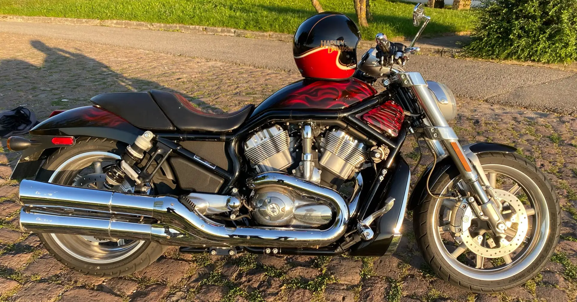 Harley-Davidson V-Rod Sonder Lackierung, Klappeauspuff, Ledersitzbank Černá - 1