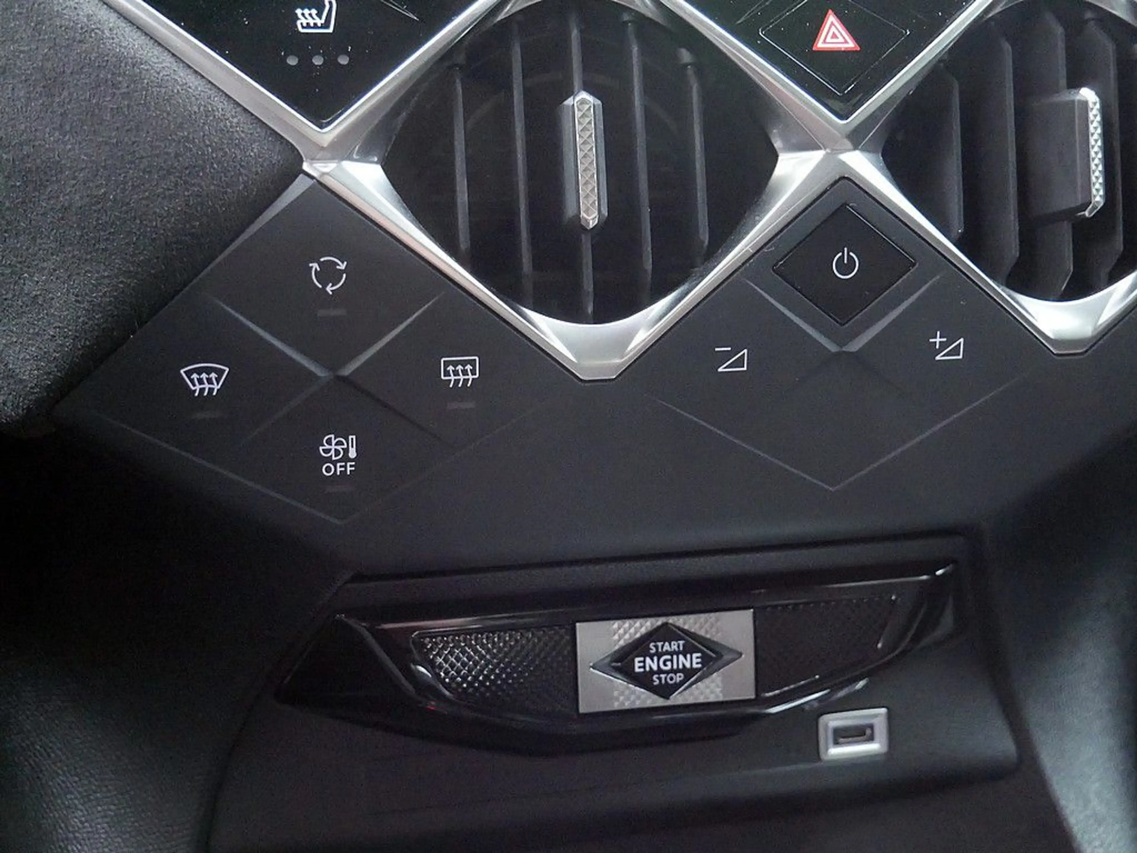 DS Automobiles DS 3 Crossback DS 3 Crossback PureTech 100 Performance Line LED — photo 13