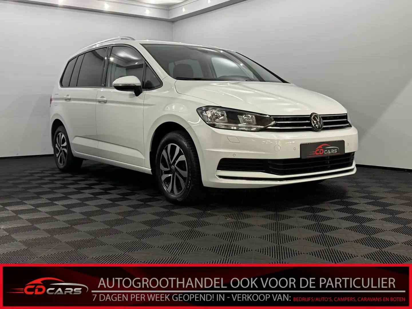 Volkswagen Touran 1.5 TSI Active 7 Persoons Clima, Parkeersensoren, Wit - 1