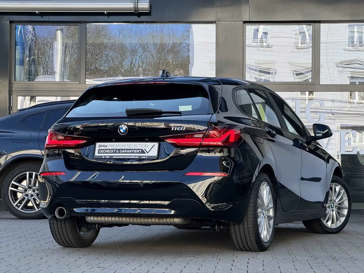 BMW 118 i Advantage LED Navi Aut LC Prof. PDC DAB Shz Schwarz - 2