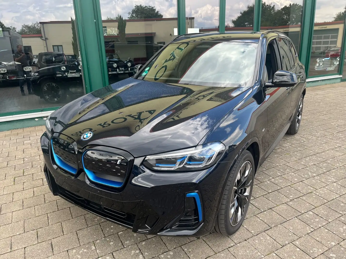 BMW iX3 IMPRESSIVE M-Sportpaket Panorama Dach Schwarz - 2