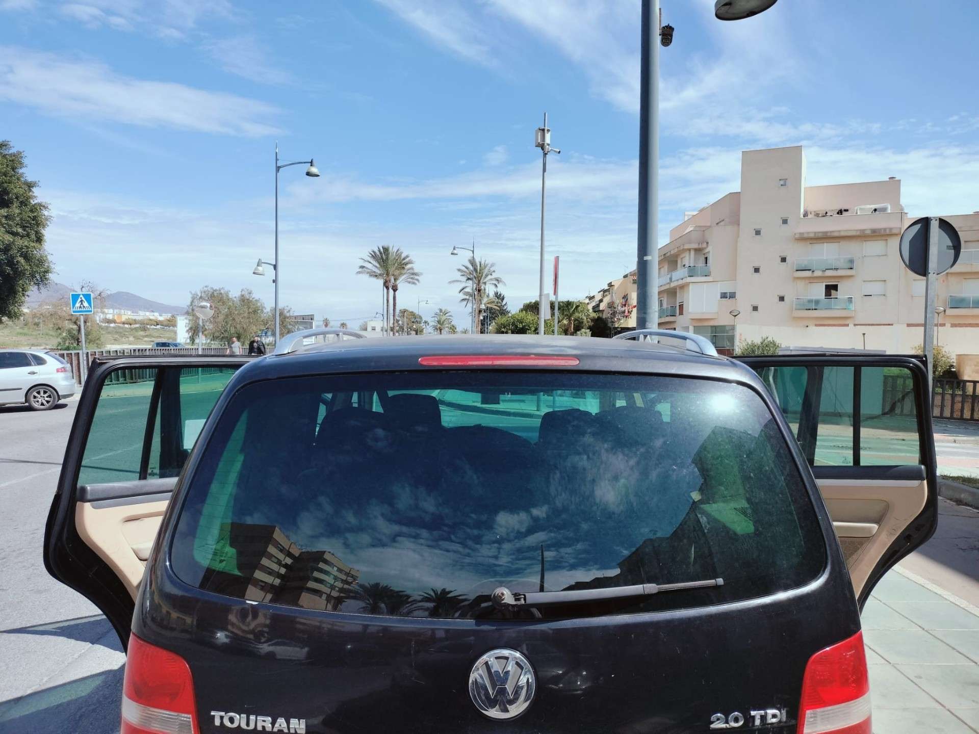 Volkswagen Touran 2.0 FSI Advance - foto 1