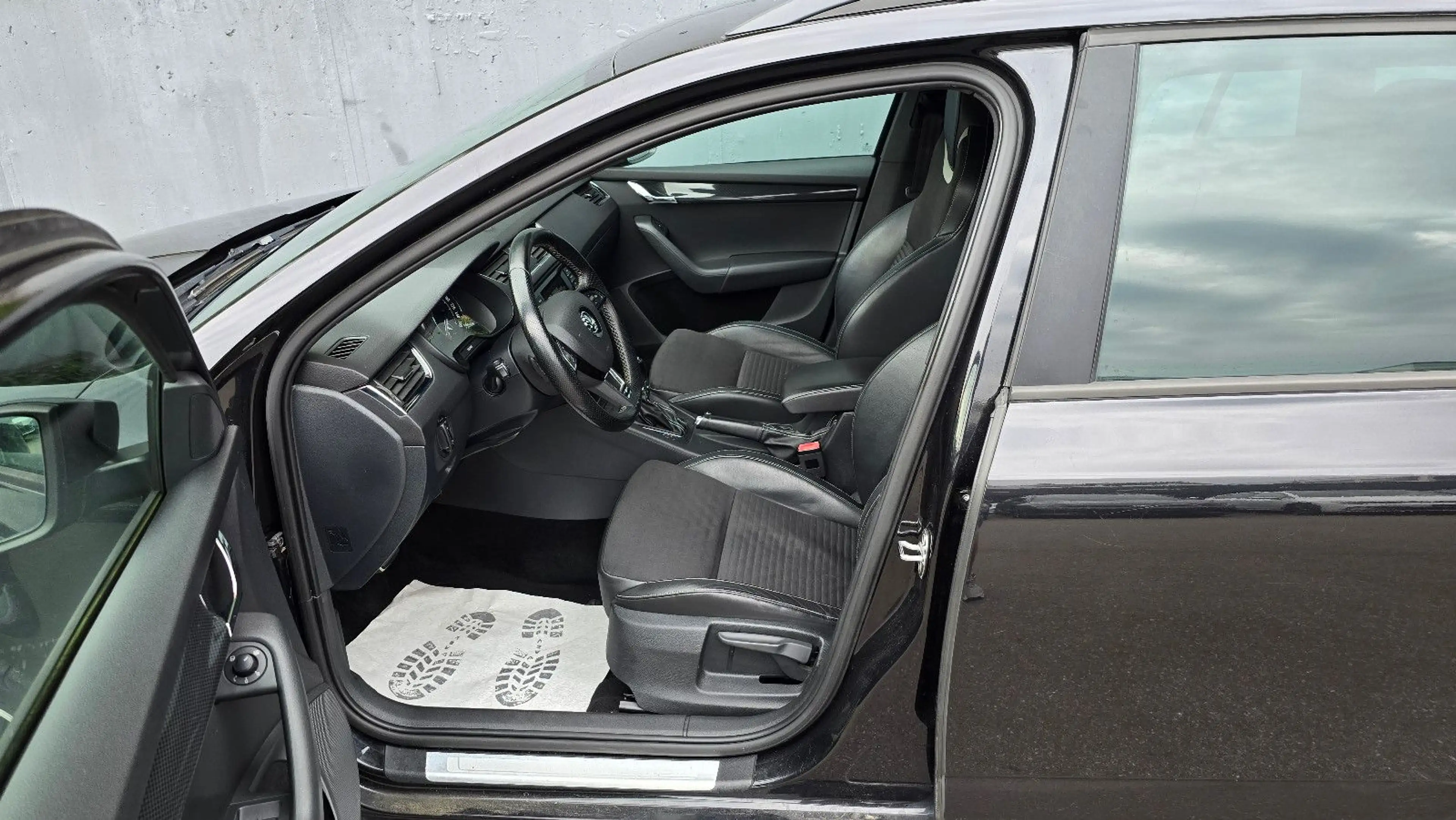 Skoda Octavia 2.0 TDI DSG RS Combi Navi/Xenon/Tempo/18 — photo 6