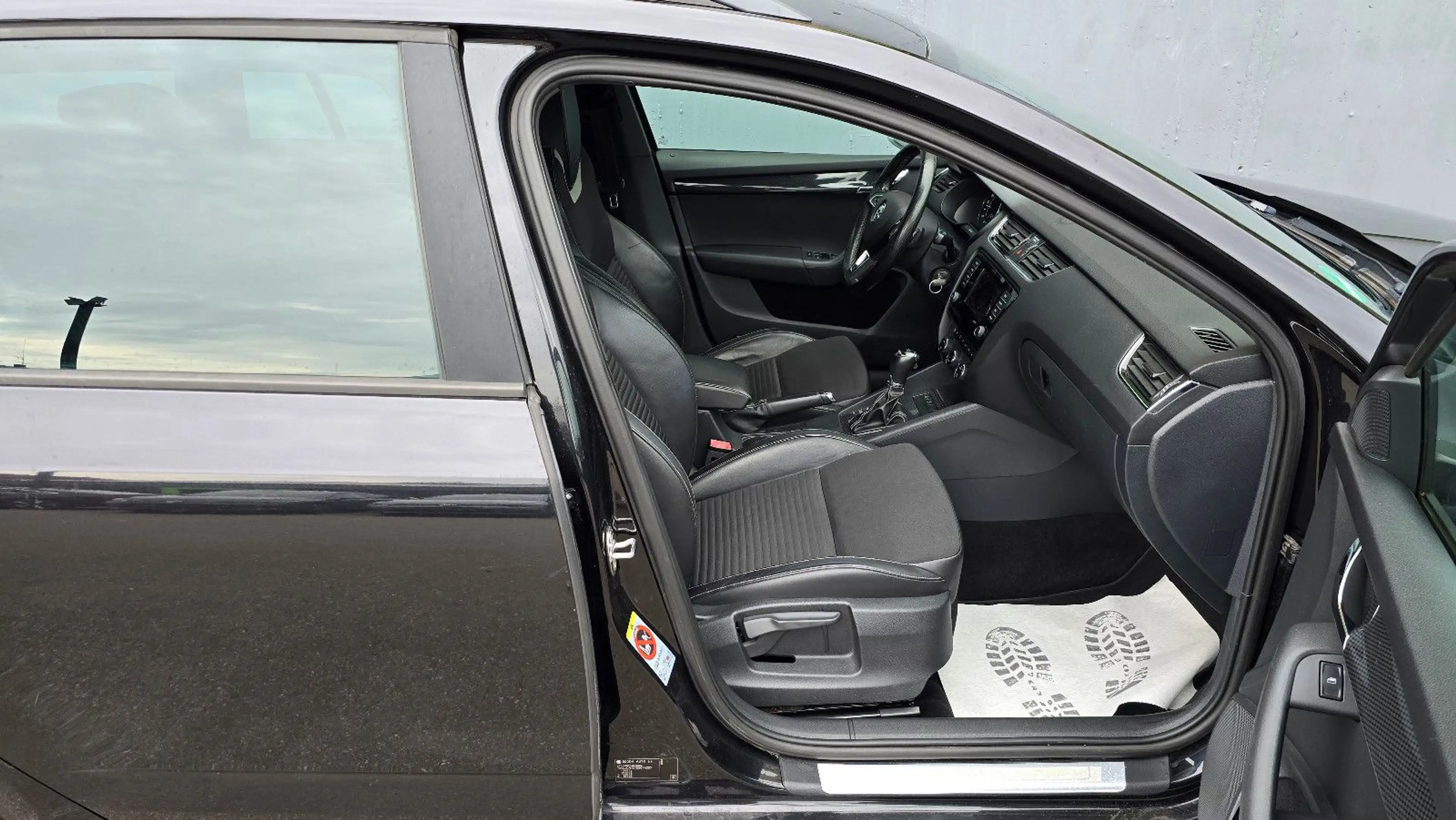 Skoda Octavia 2.0 TDI DSG RS Combi Navi/Xenon/Tempo/18 — photo 7