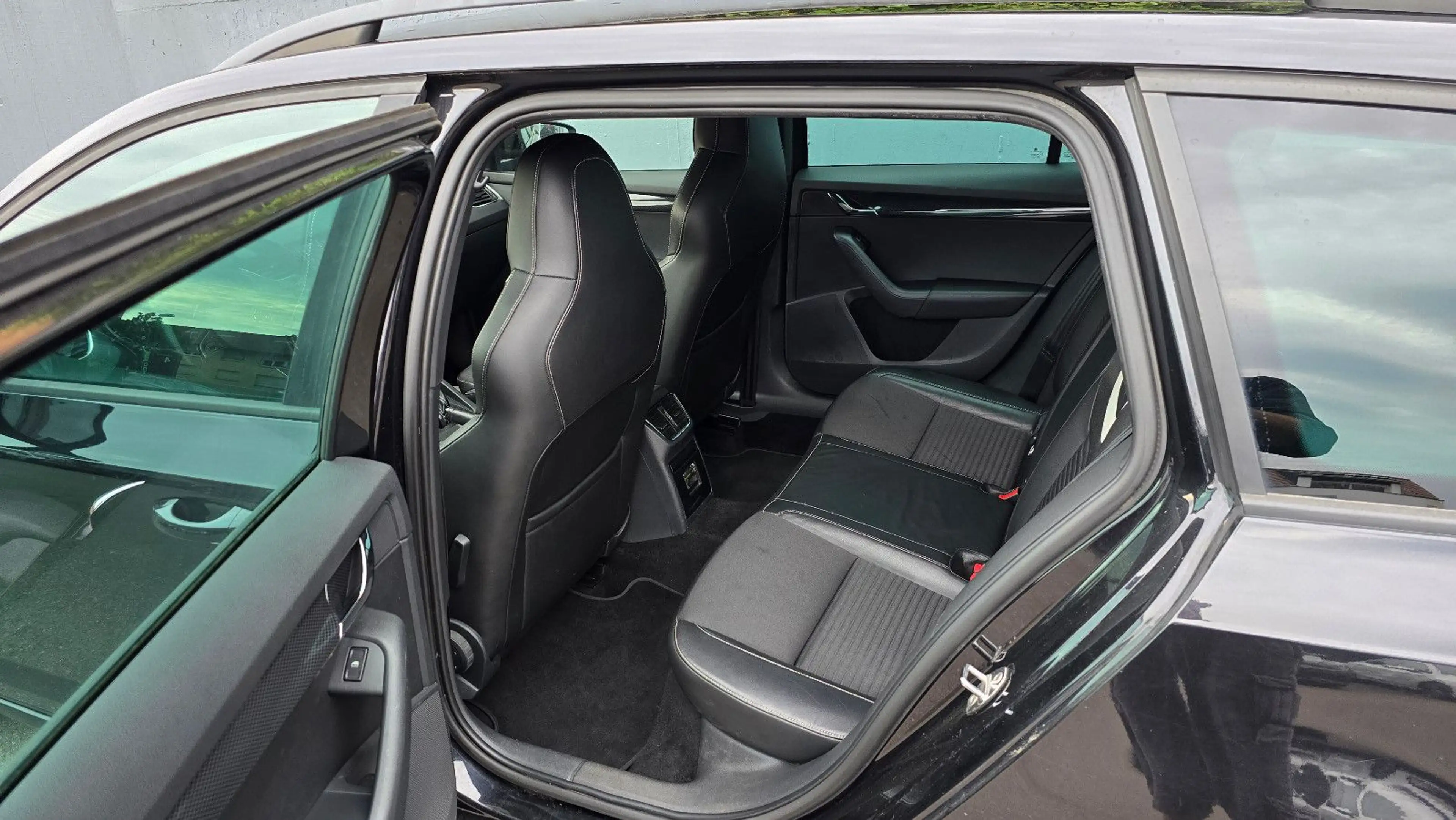 Skoda Octavia 2.0 TDI DSG RS Combi Navi/Xenon/Tempo/18 — photo 9