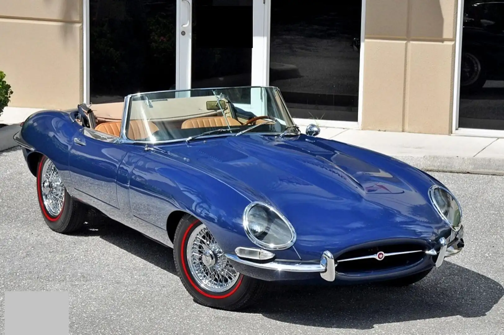 Jaguar E-Type Convertible - 1