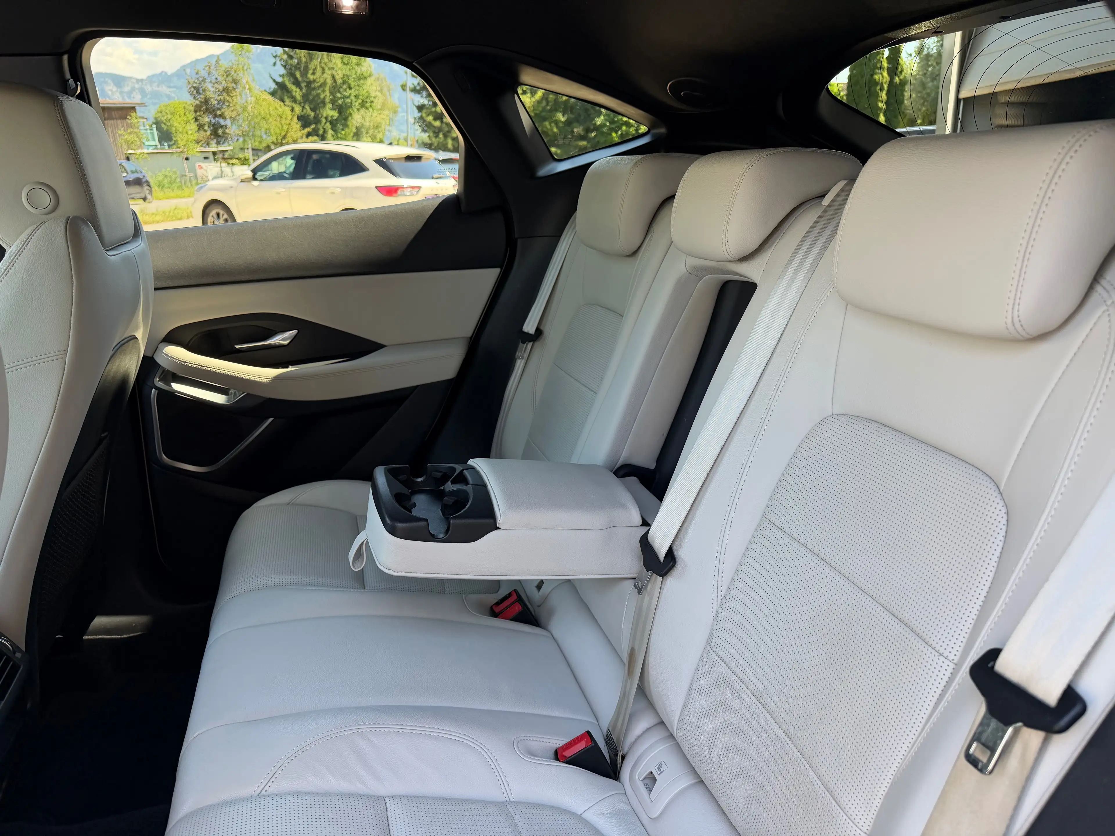 Jaguar E-Pace 2,0 AWD Aut. R-Dynamic*LED*Kamera*Memory*Panorama* — photo 7