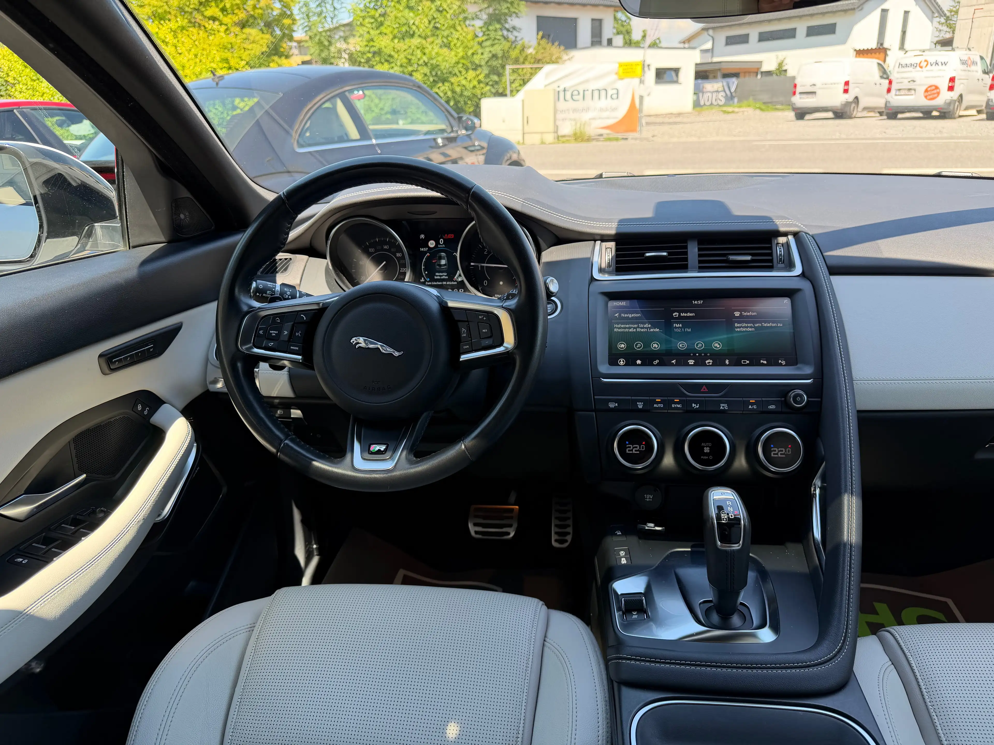 Jaguar E-Pace 2,0 AWD Aut. R-Dynamic*LED*Kamera*Memory*Panorama* — photo 5