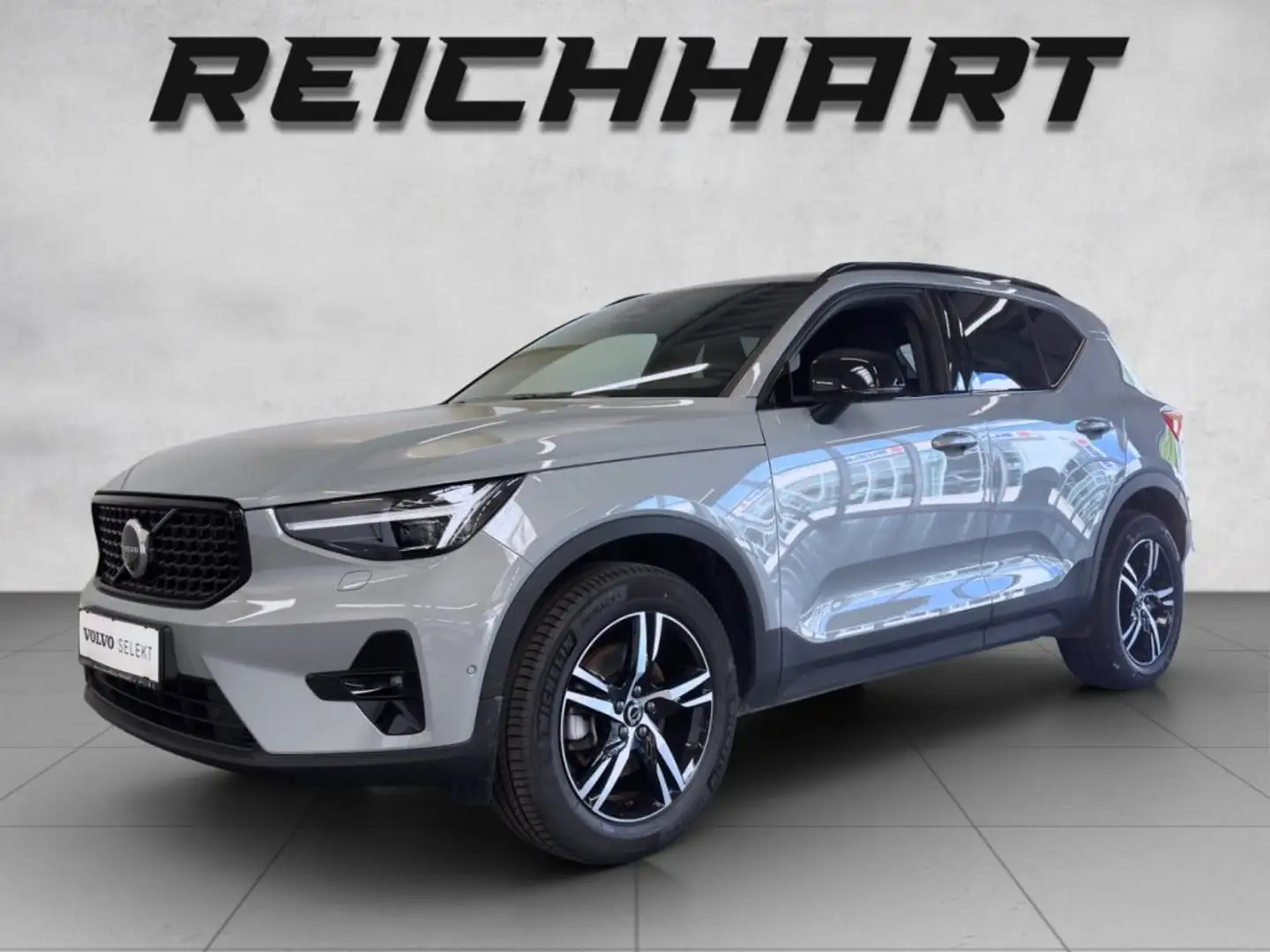 Volvo XC40 B3 Plus, Mild Hybrid Benzin Grau - 1