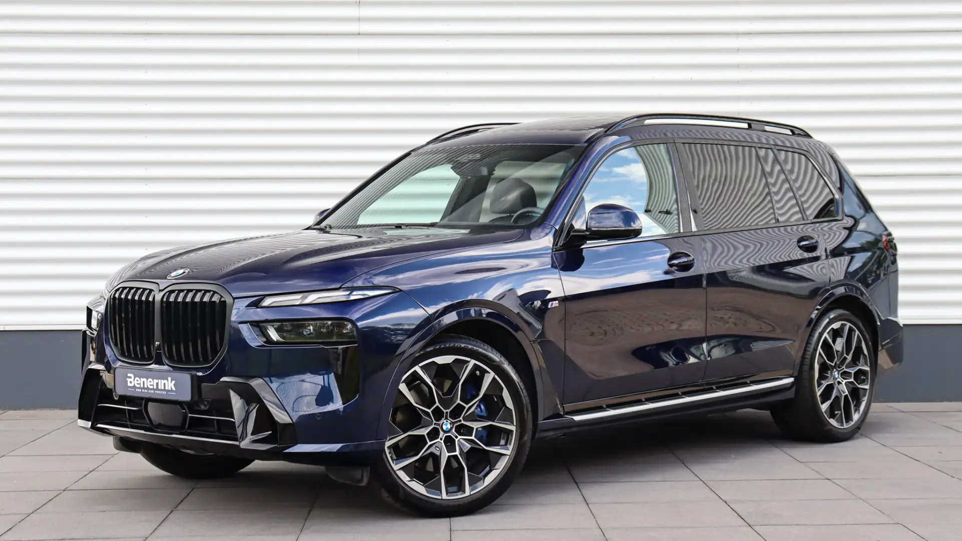 BMW X7 xDrive40i M-Sport Pro 2023 model | Sky Lounge | Ma Blue - 1