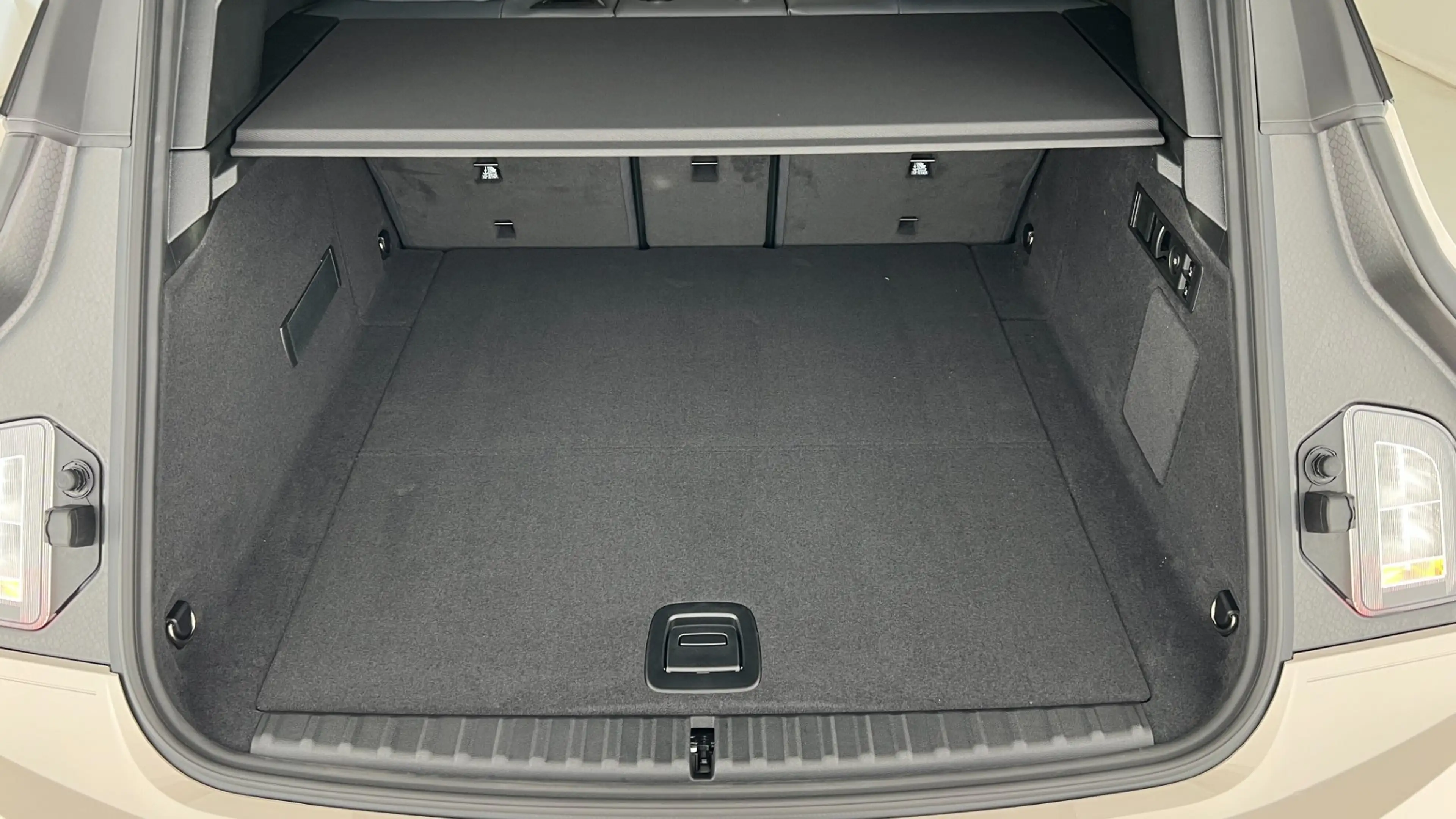BMW iX xDrive60 — photo 9