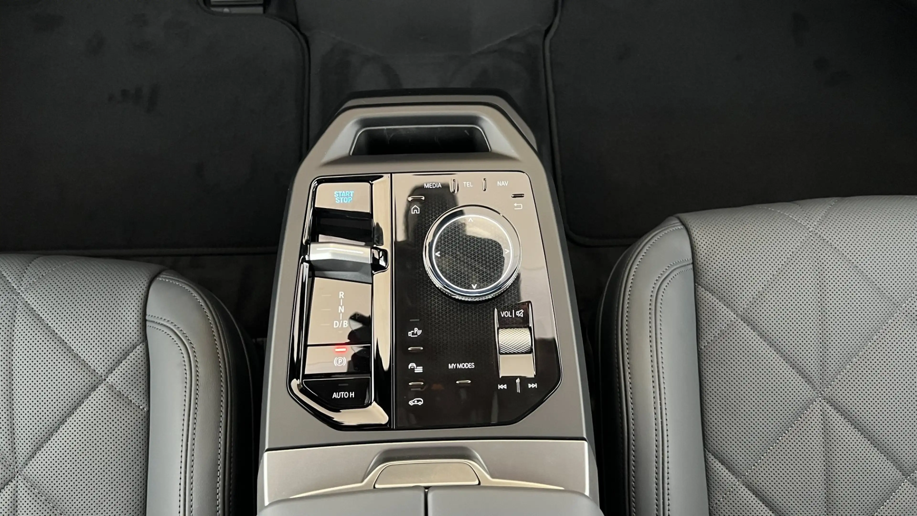 BMW iX xDrive60 — photo 12