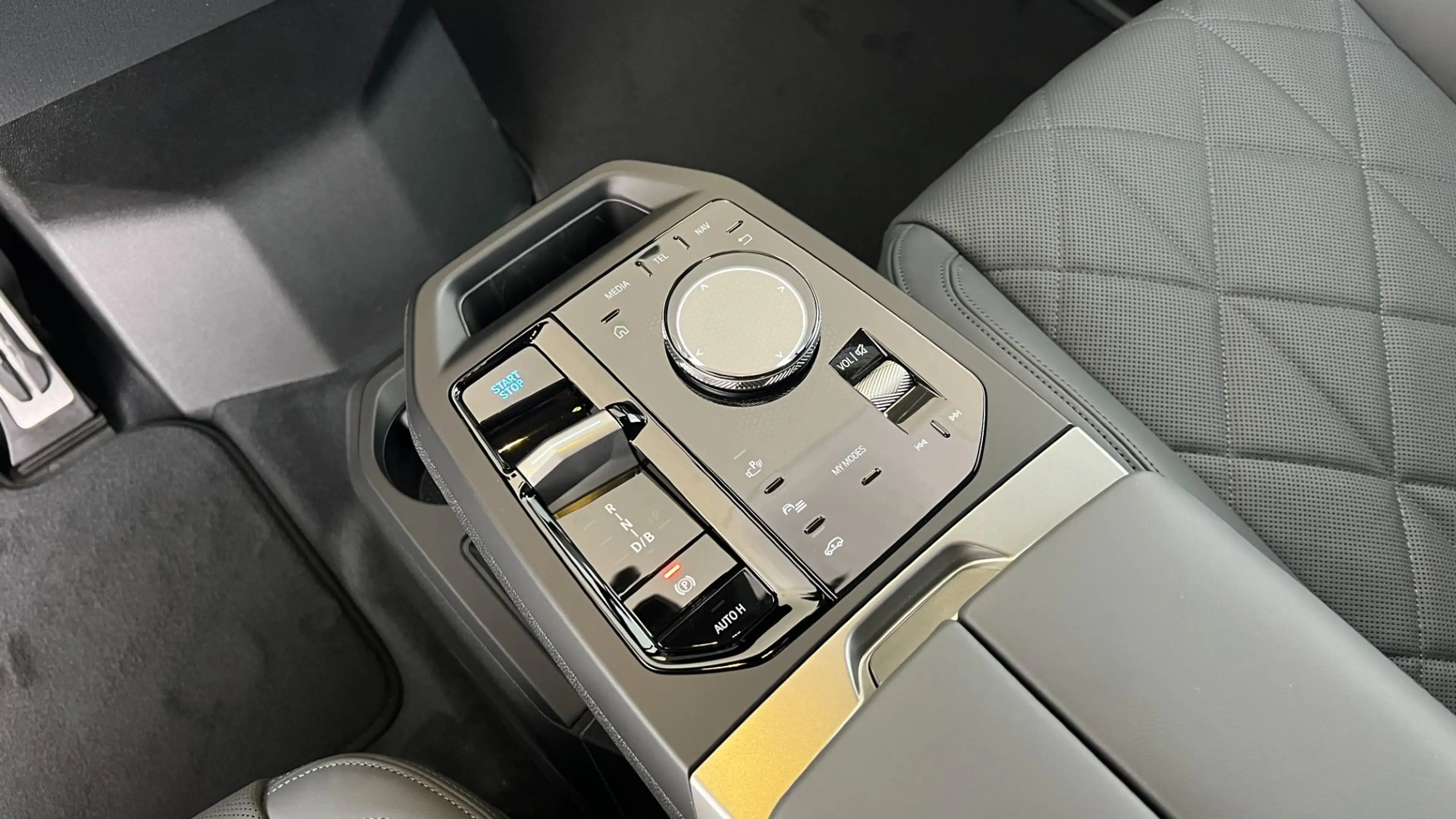 BMW iX xDrive60 — photo 15
