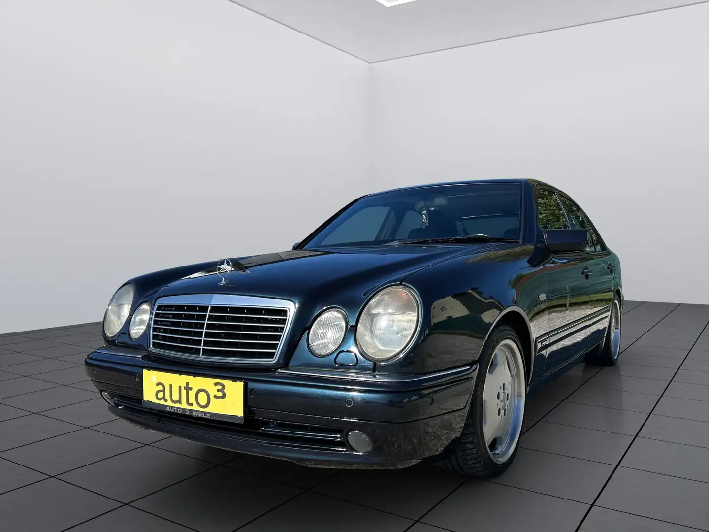 Mercedes-Benz E 50 AMG Blau - 1