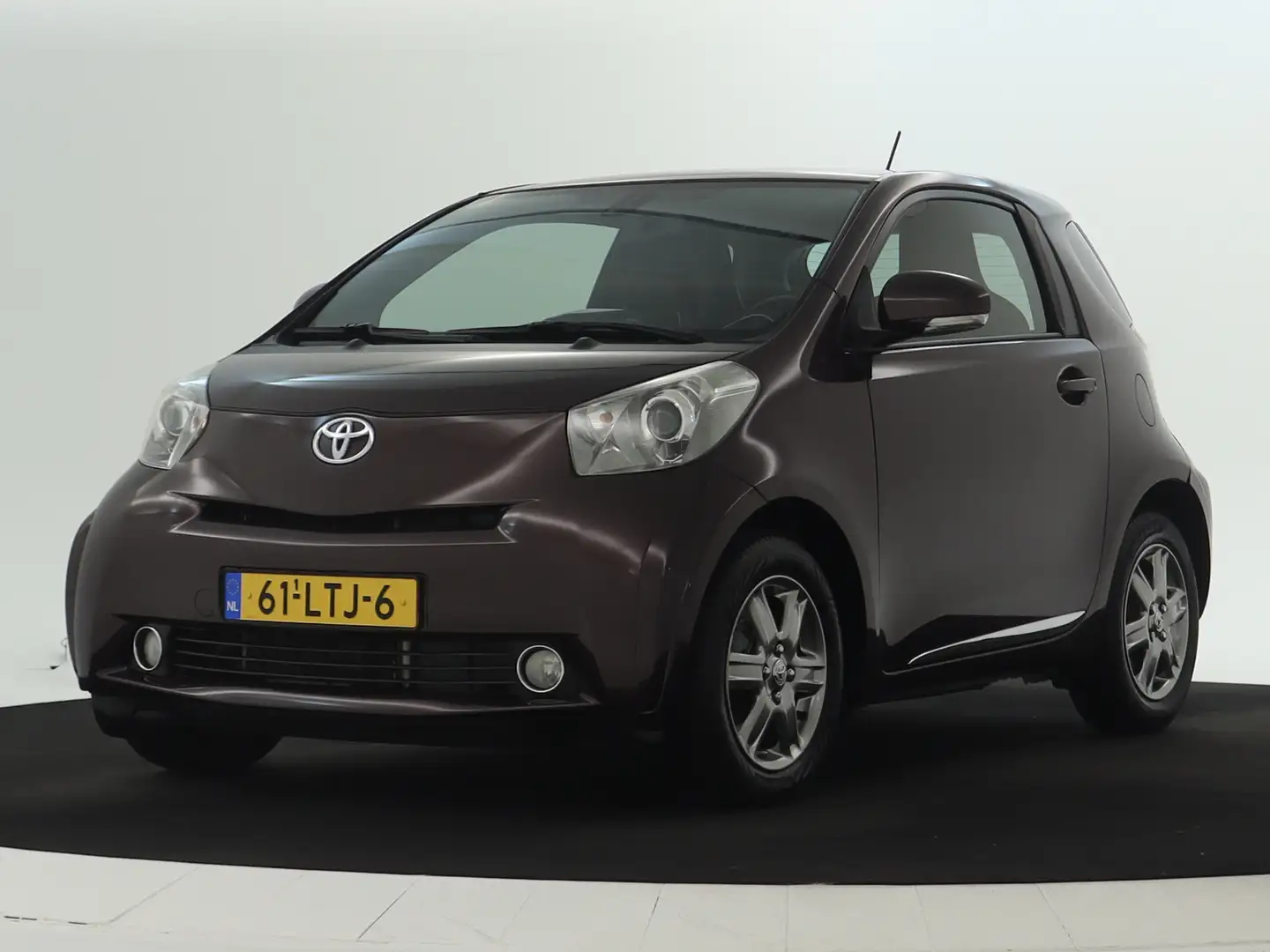 Toyota iQ 1.0 VVTi Aspiration Automaat | Navigatie | Stoelve Paars - 1