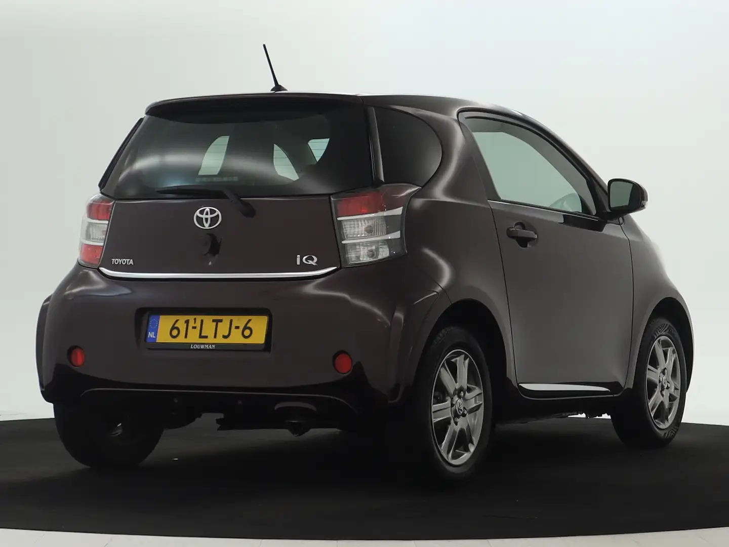 Toyota iQ 1.0 VVTi Aspiration Automaat | Navigatie | Stoelve Paars - 2