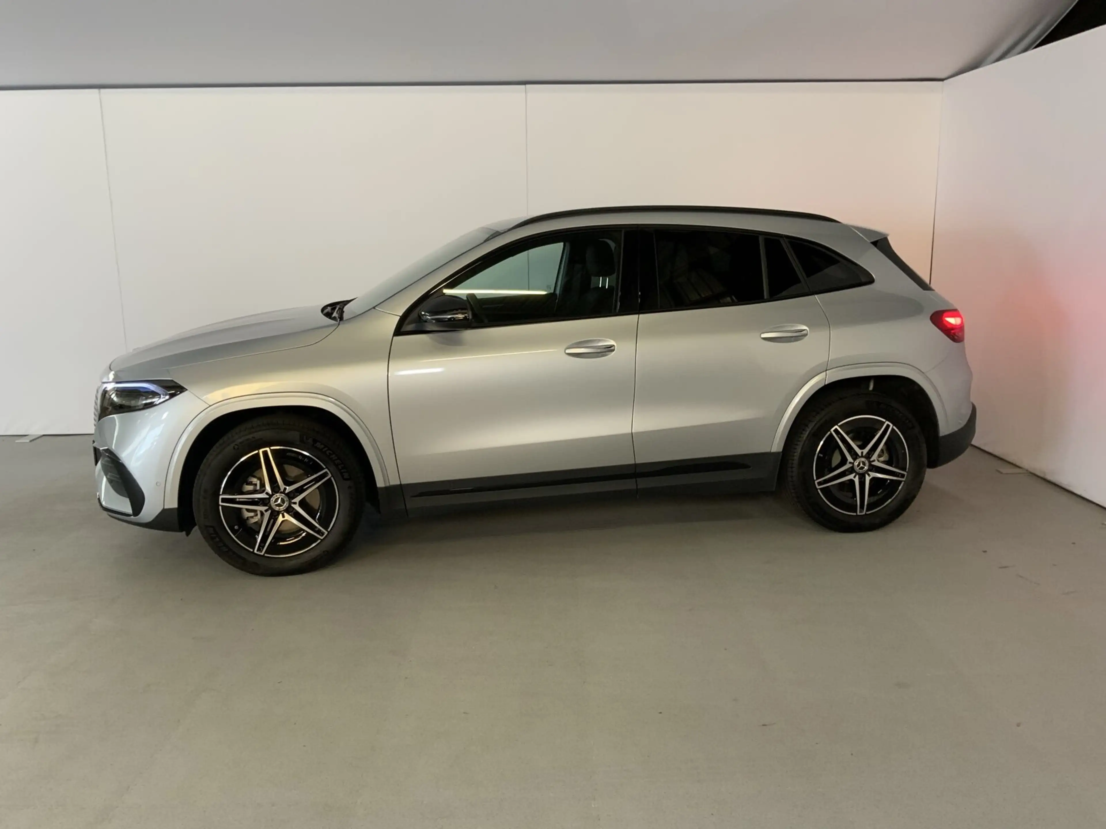 Mercedes-Benz EQA 300 EQA 300 4M AMG Night AHK Sound DISTRONIC RüKam — photo 3