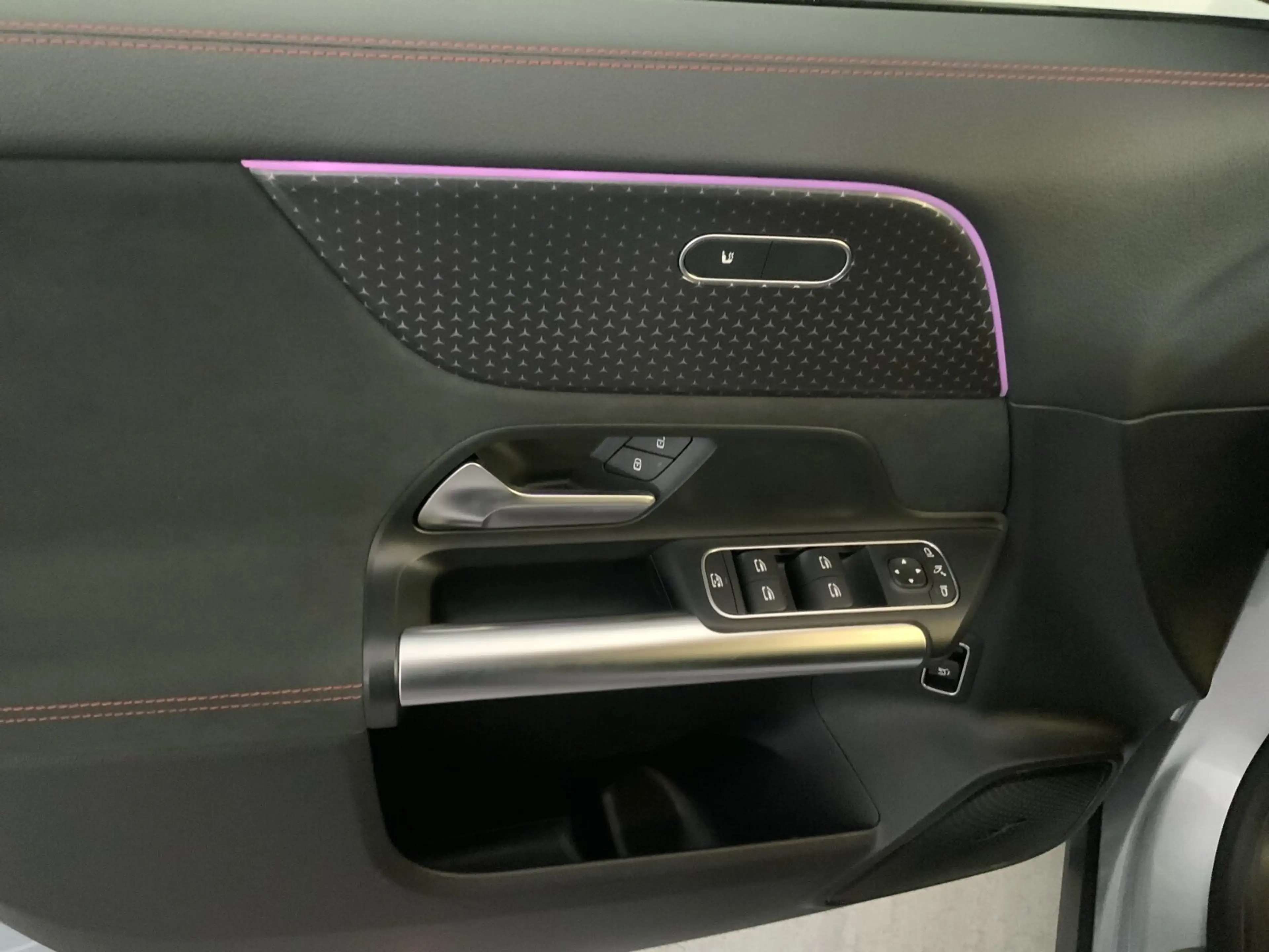 Mercedes-Benz EQA 300 EQA 300 4M AMG Night AHK Sound DISTRONIC RüKam — photo 12