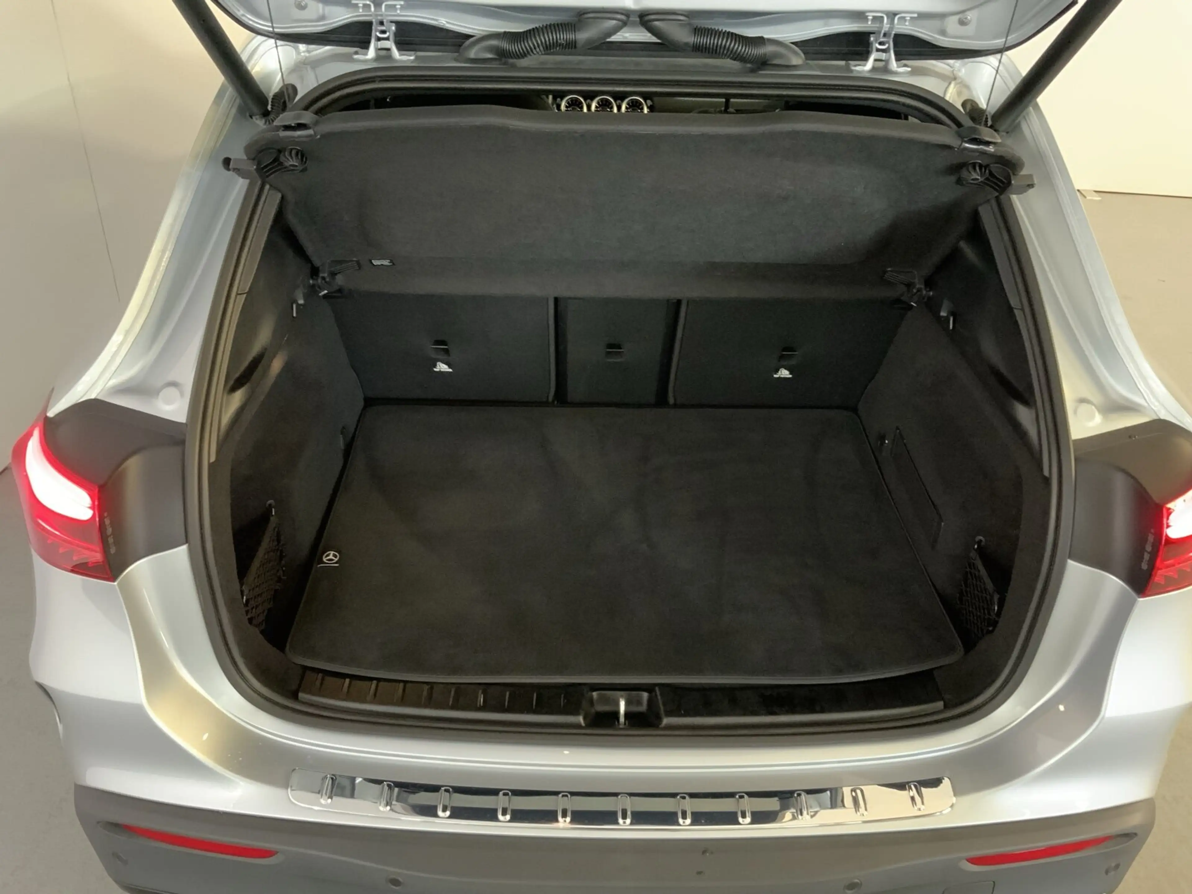 Mercedes-Benz EQA 300 EQA 300 4M AMG Night AHK Sound DISTRONIC RüKam — photo 7